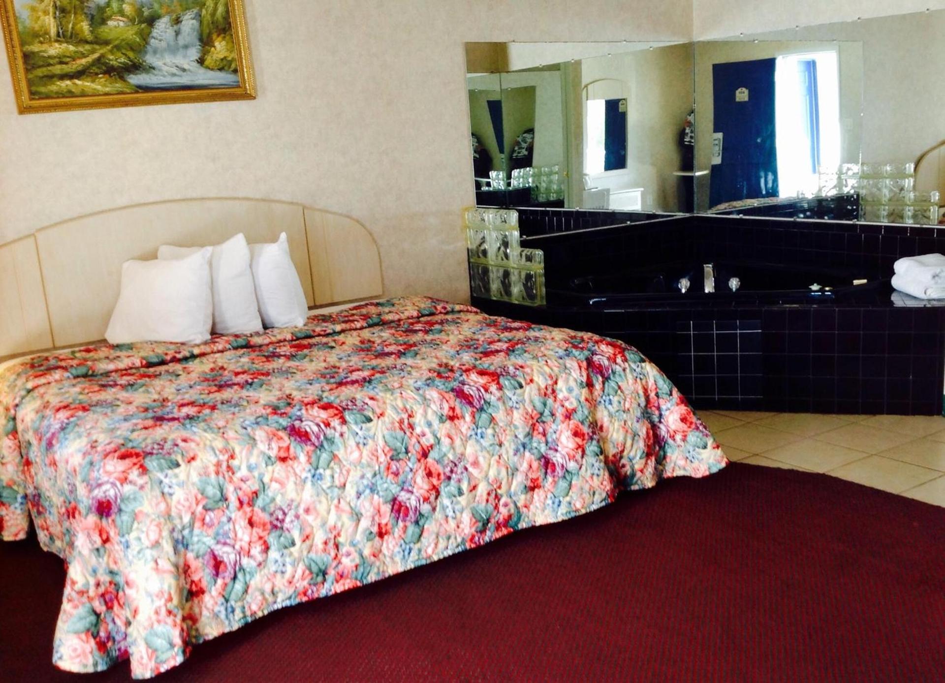 Red Carpet Inn & Suites Hammonton NJ Route-30E photo 17