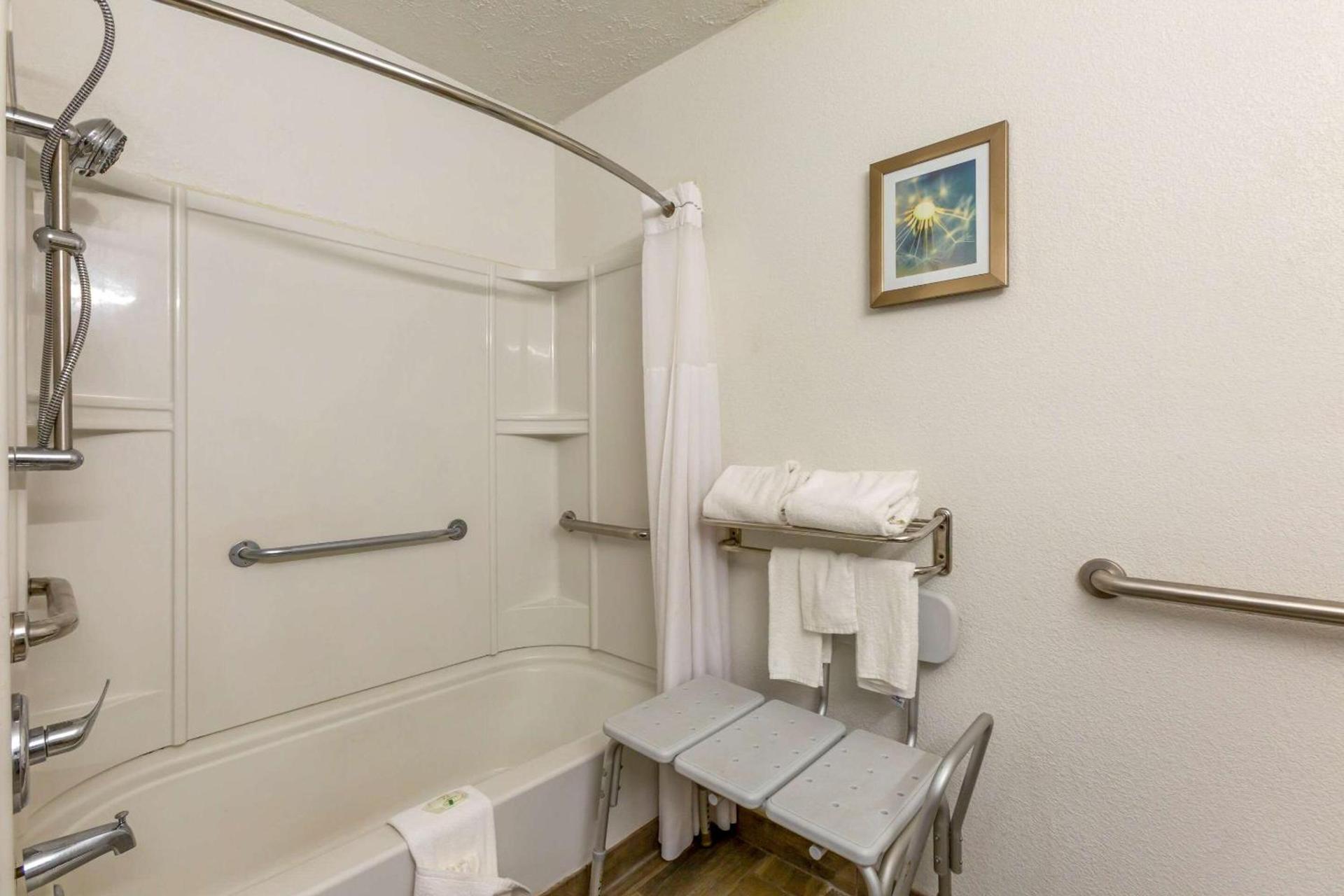 Quality Inn Alexis Rd photo 8