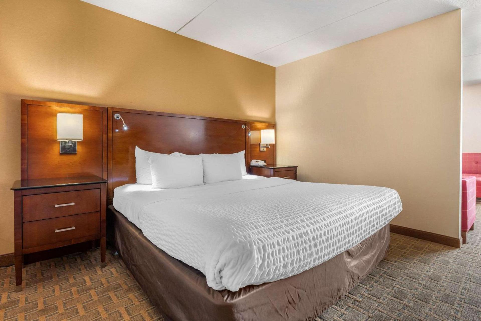 Clarion Hotel Conference Center on Lake Erie photo 32