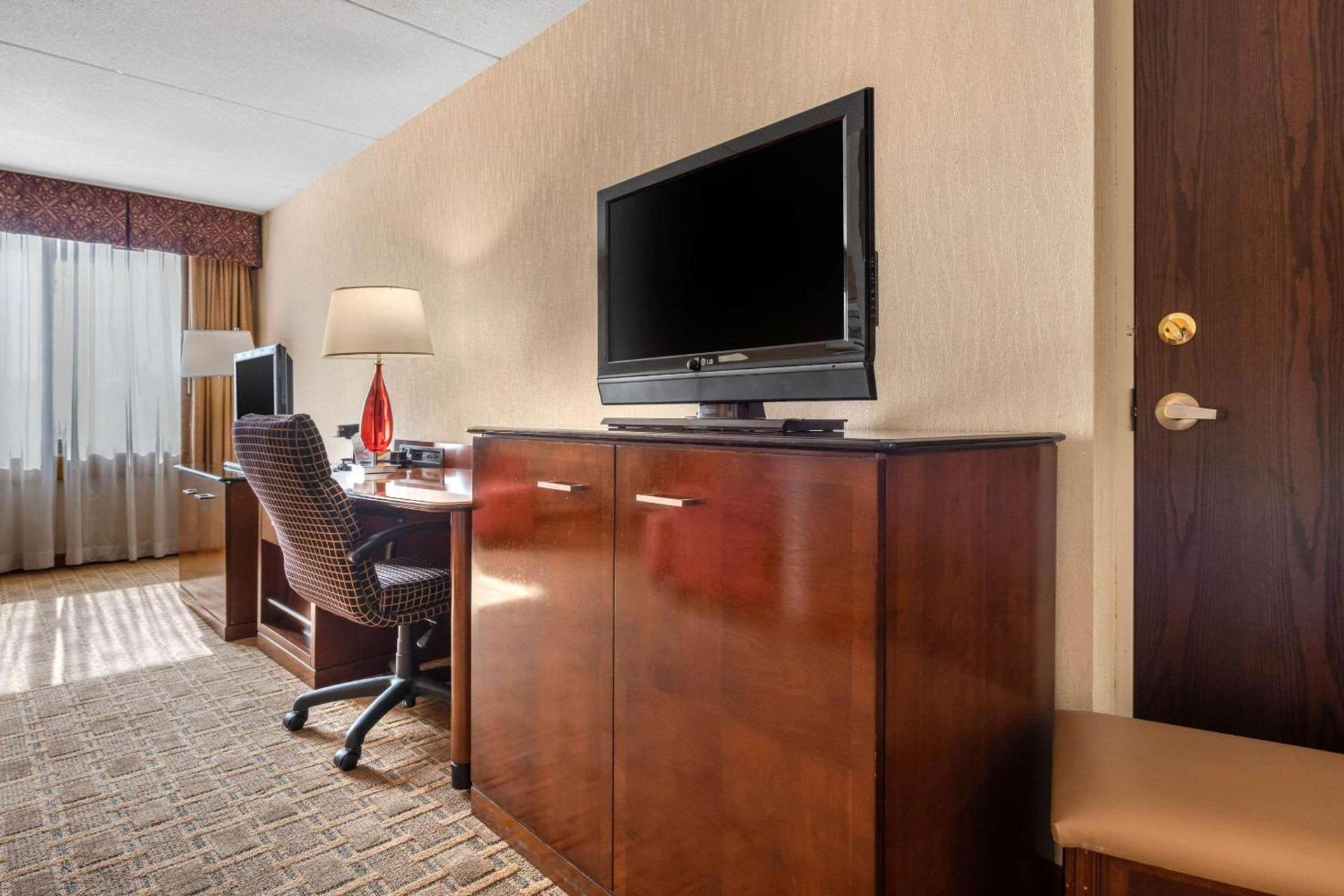 Clarion Hotel Conference Center on Lake Erie photo 24