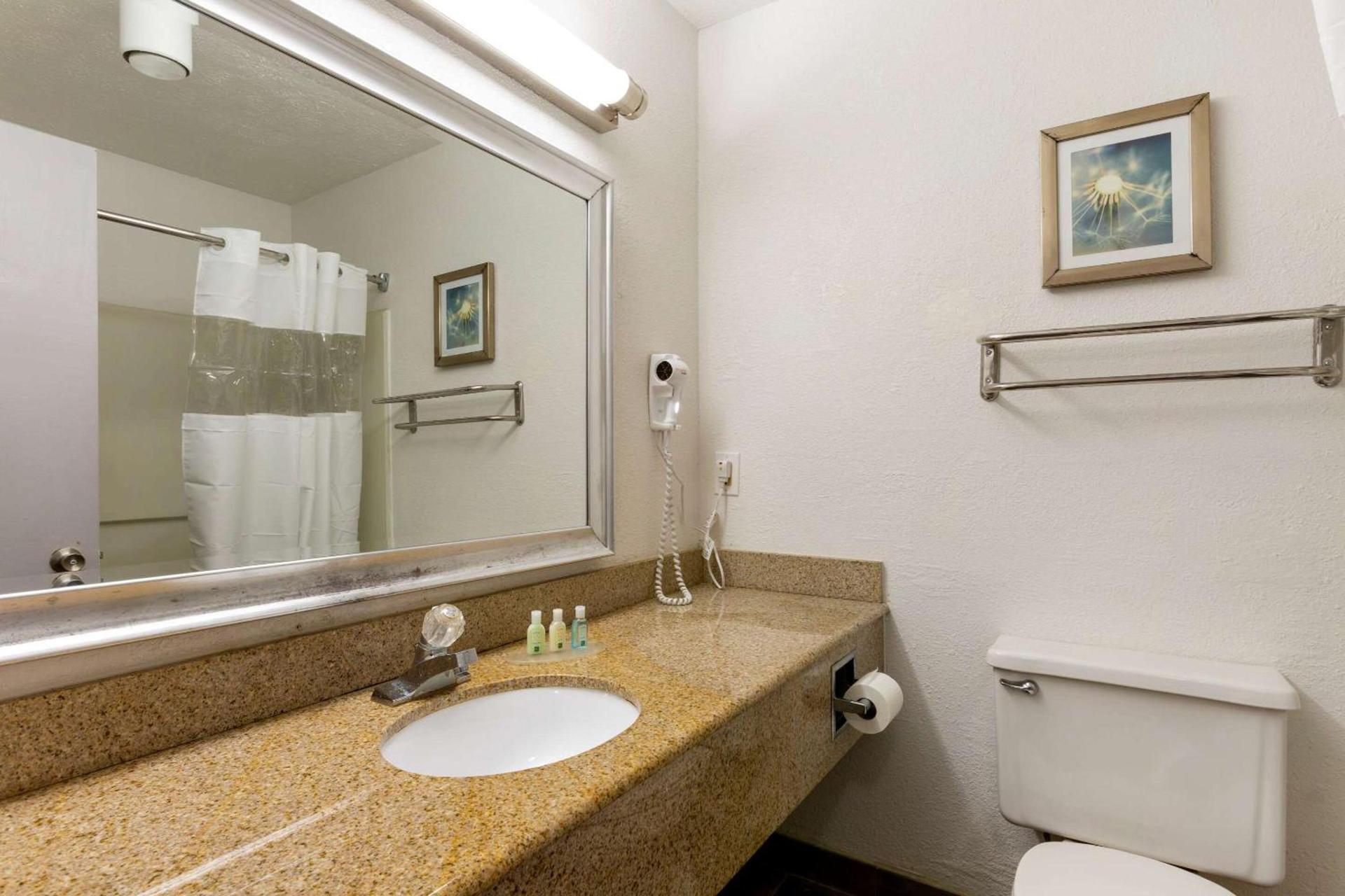 Quality Inn Alexis Rd photo 13