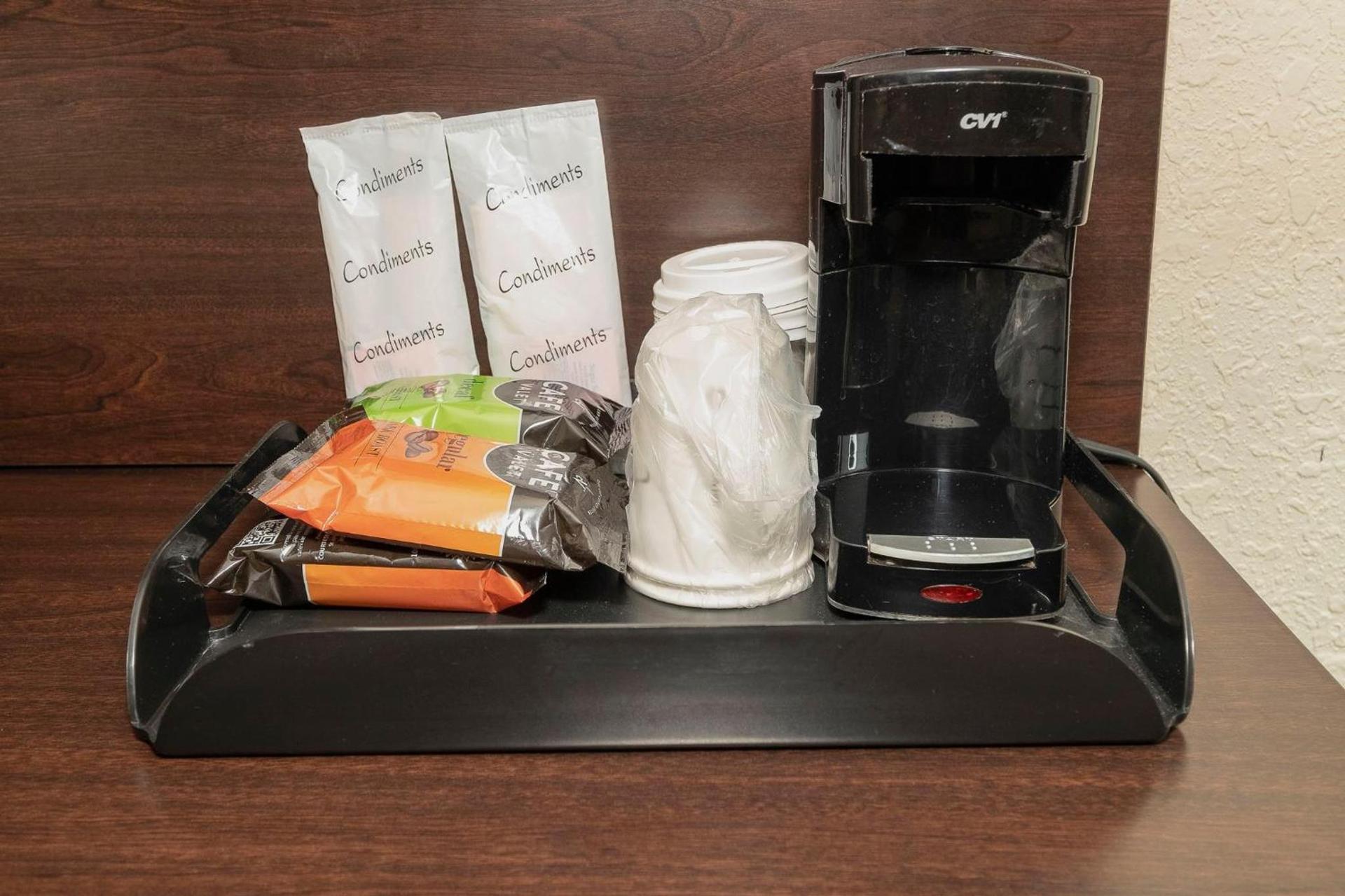 Econo Lodge Inn & Suites photo 36