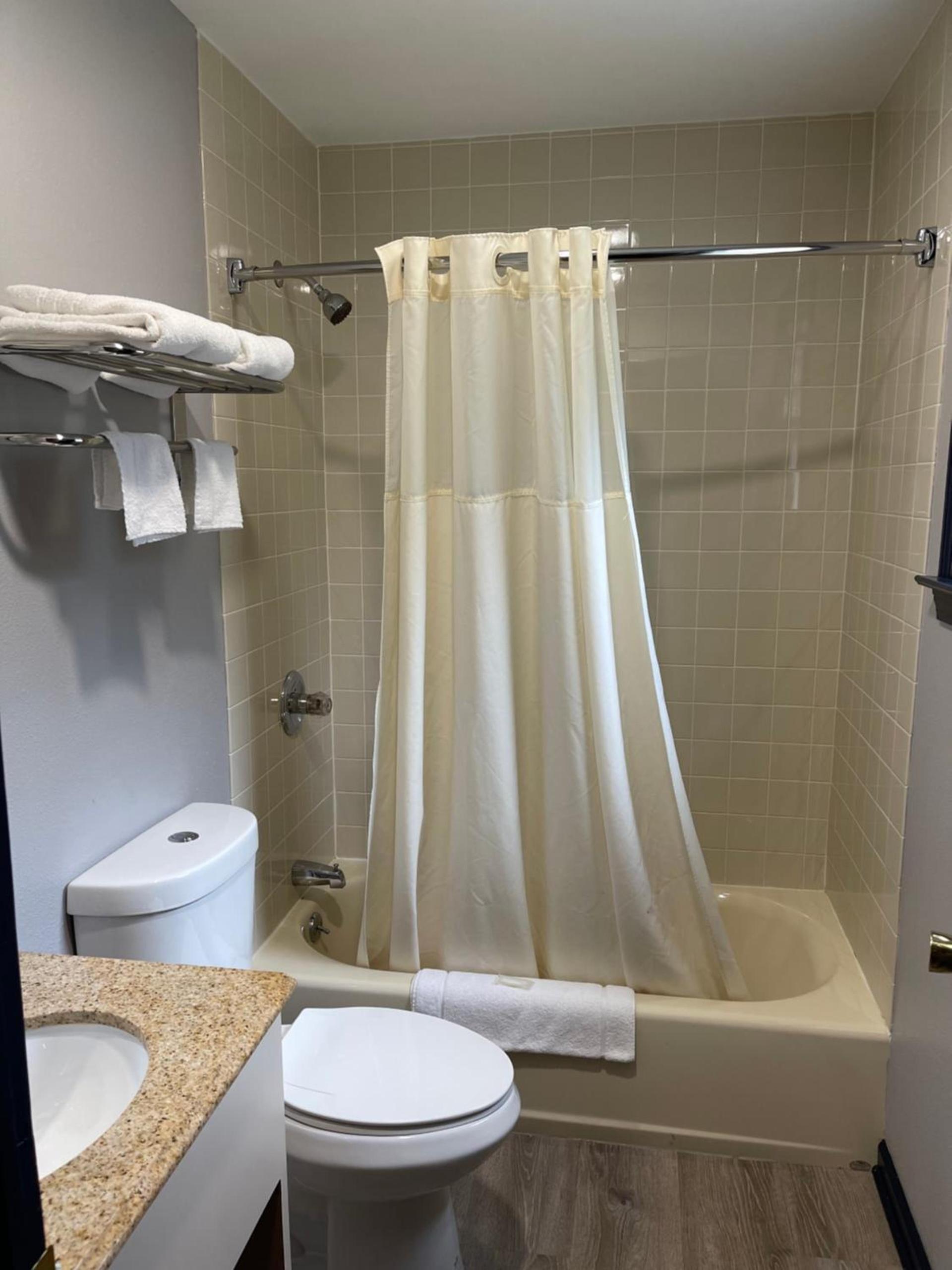 Golden Hill Inn-Danbury photo 10