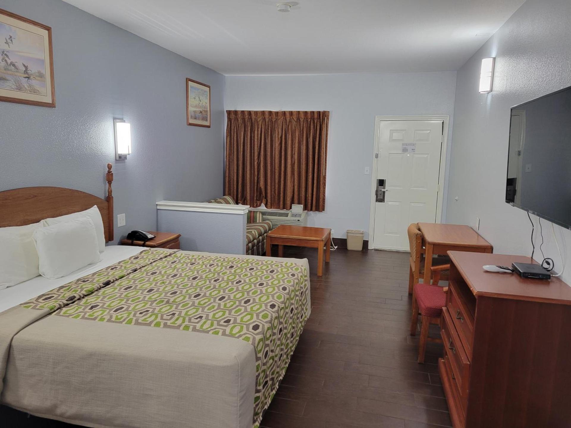Scottish Inn & Suites photo 11