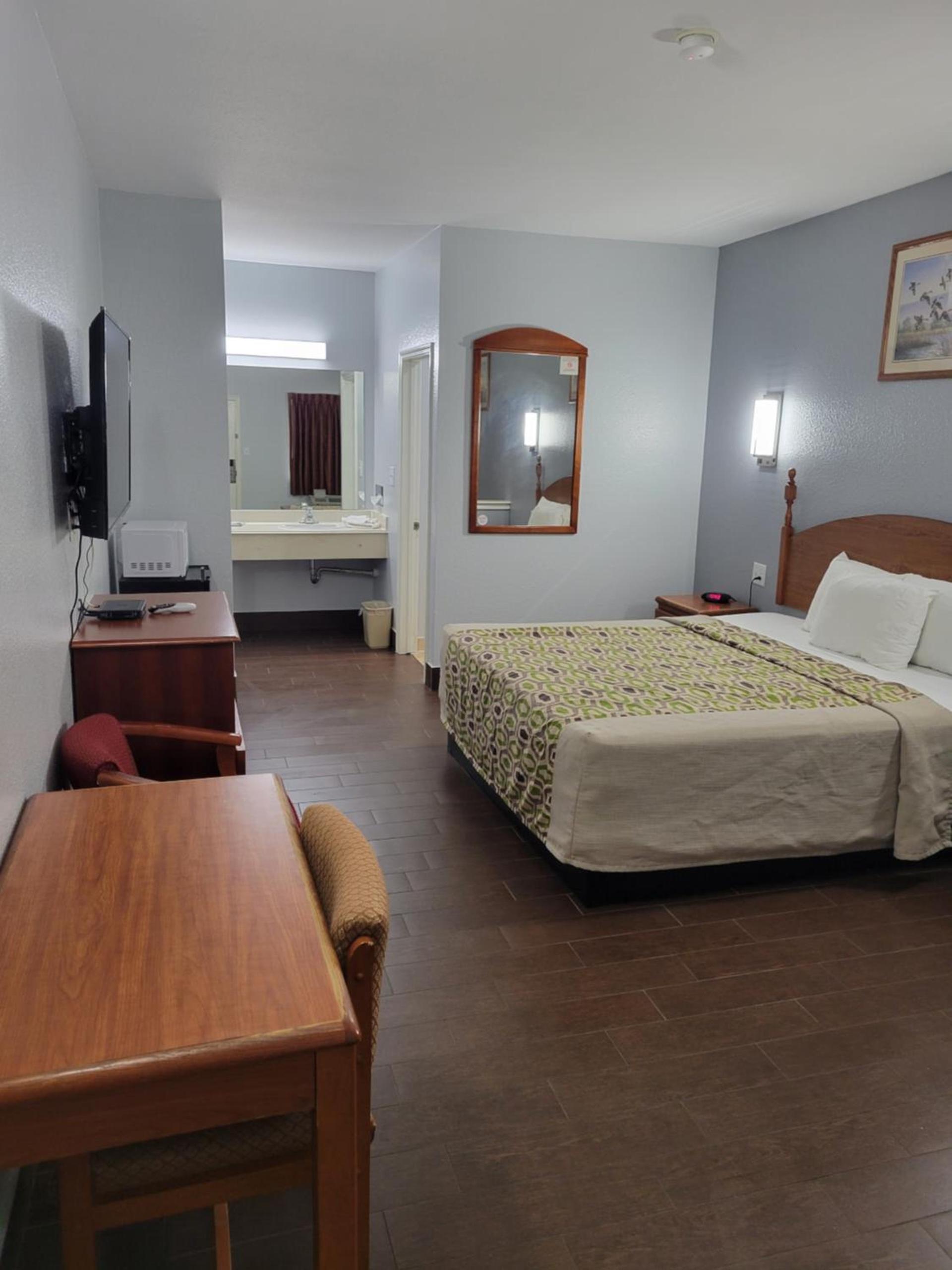 Scottish Inn & Suites photo 10