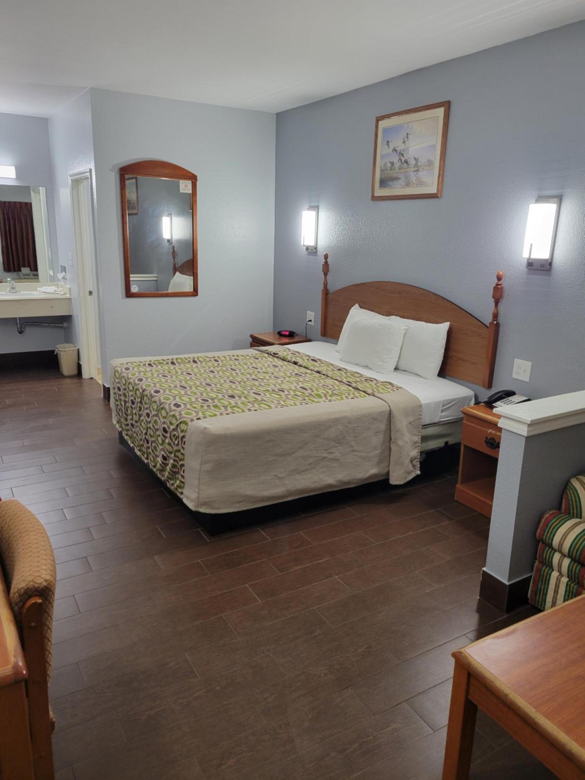 Scottish Inn & Suites photo 12