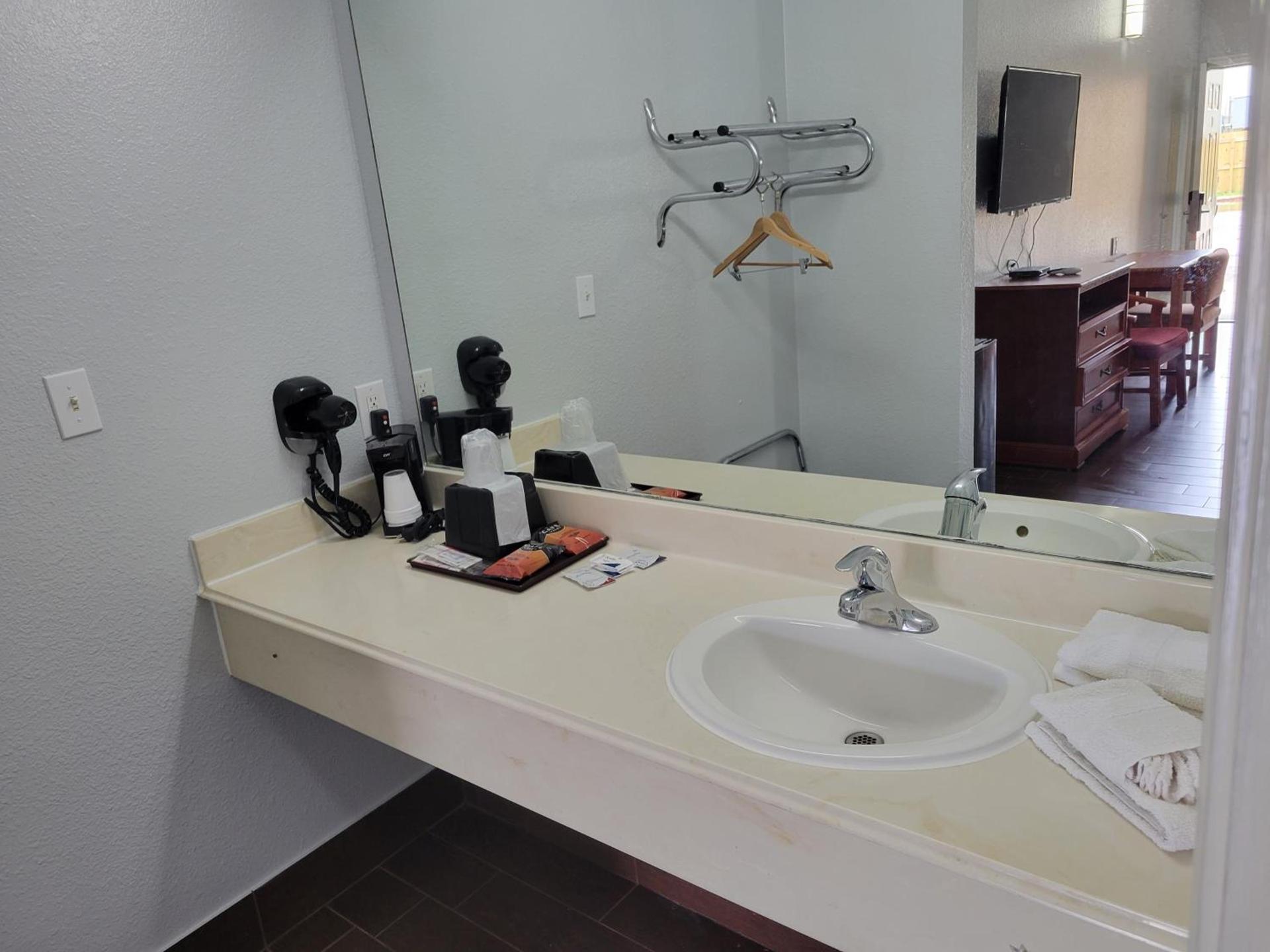 Scottish Inn & Suites photo 14
