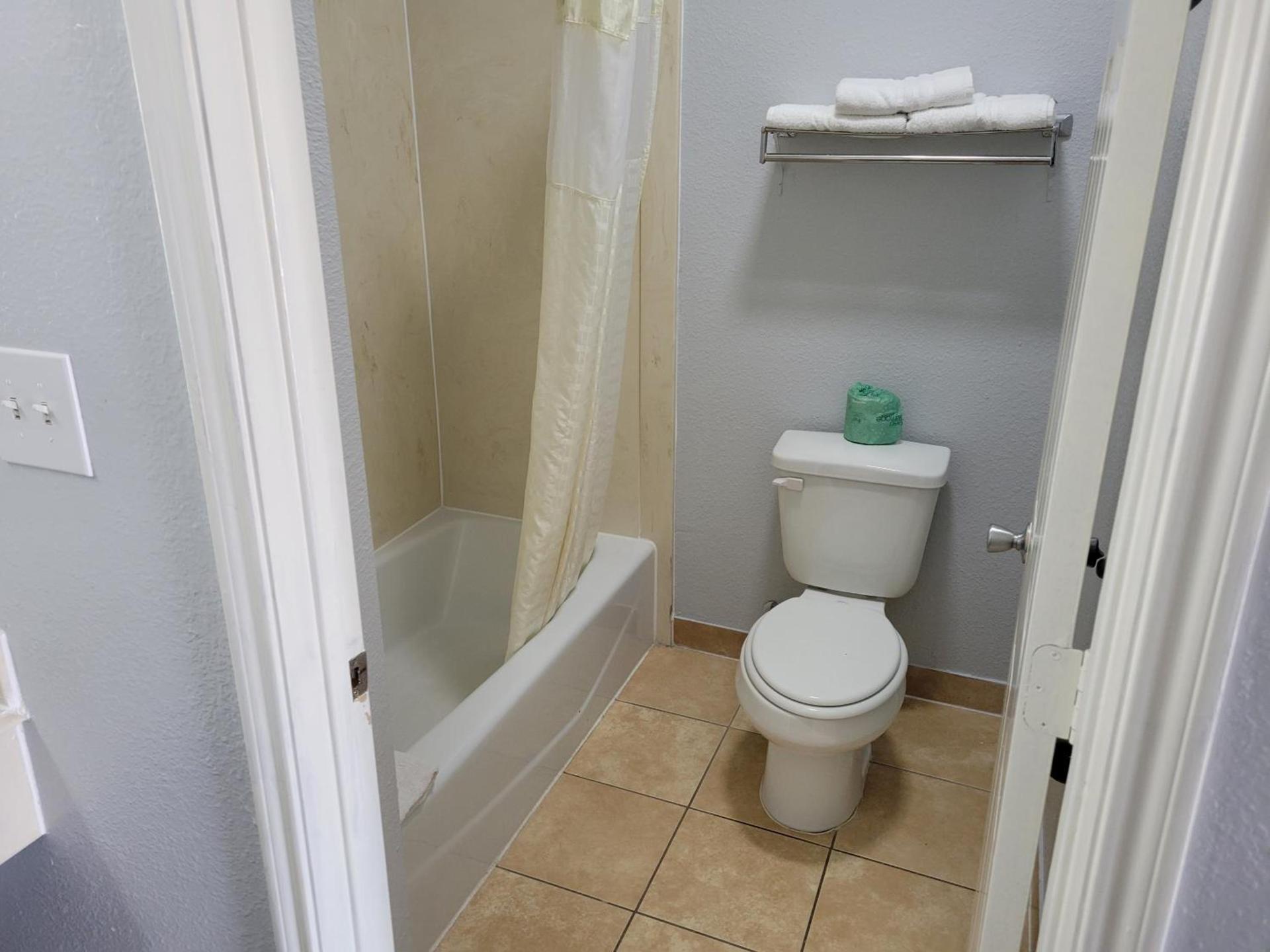 Scottish Inn & Suites photo 13
