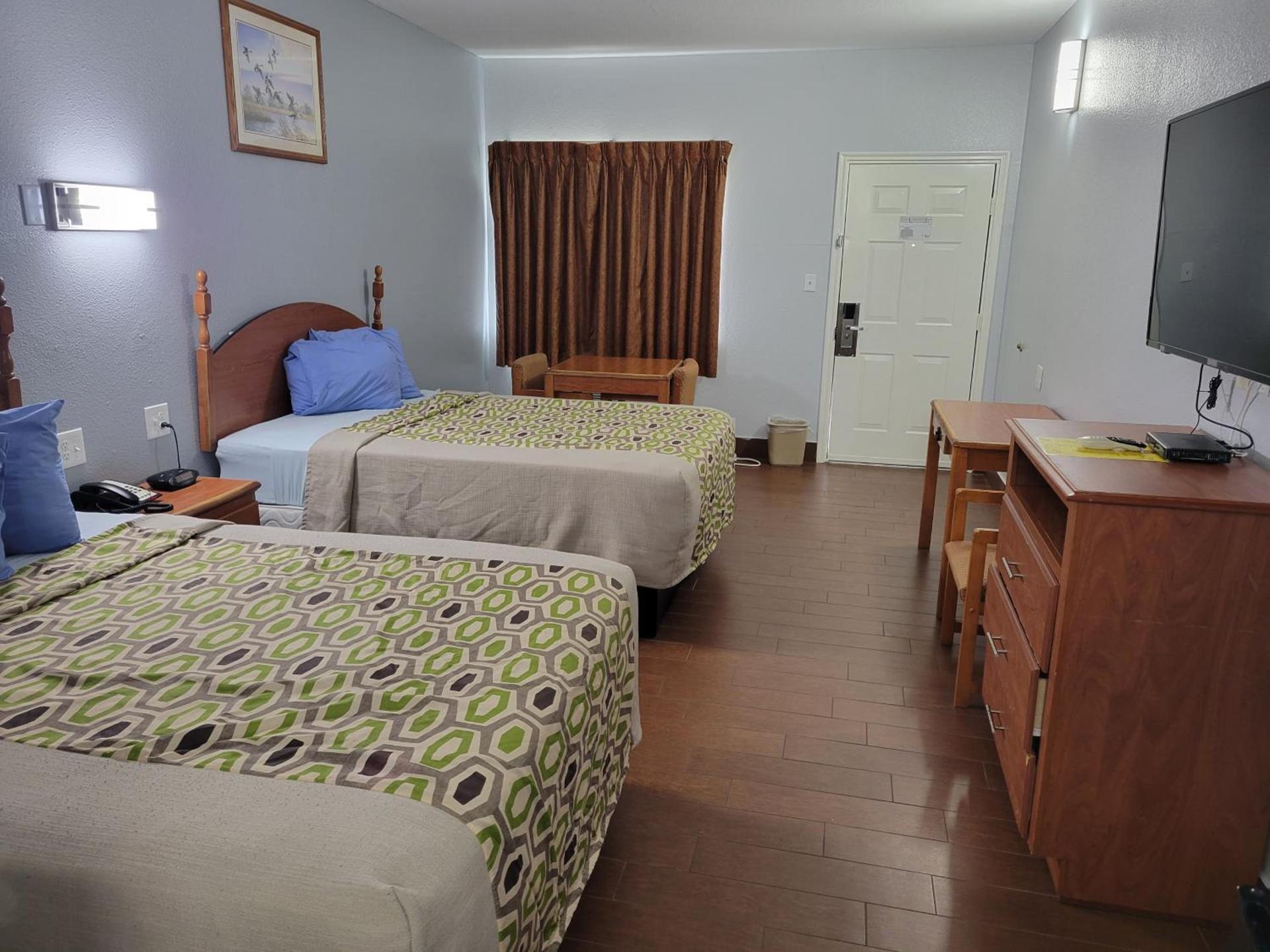 Scottish Inn & Suites photo 16
