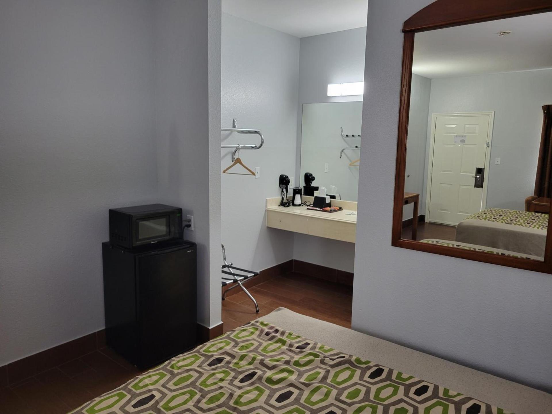 Scottish Inn & Suites photo 15