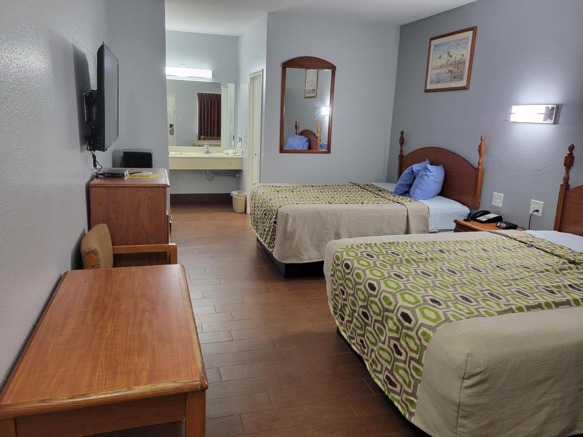 Scottish Inn & Suites photo 17