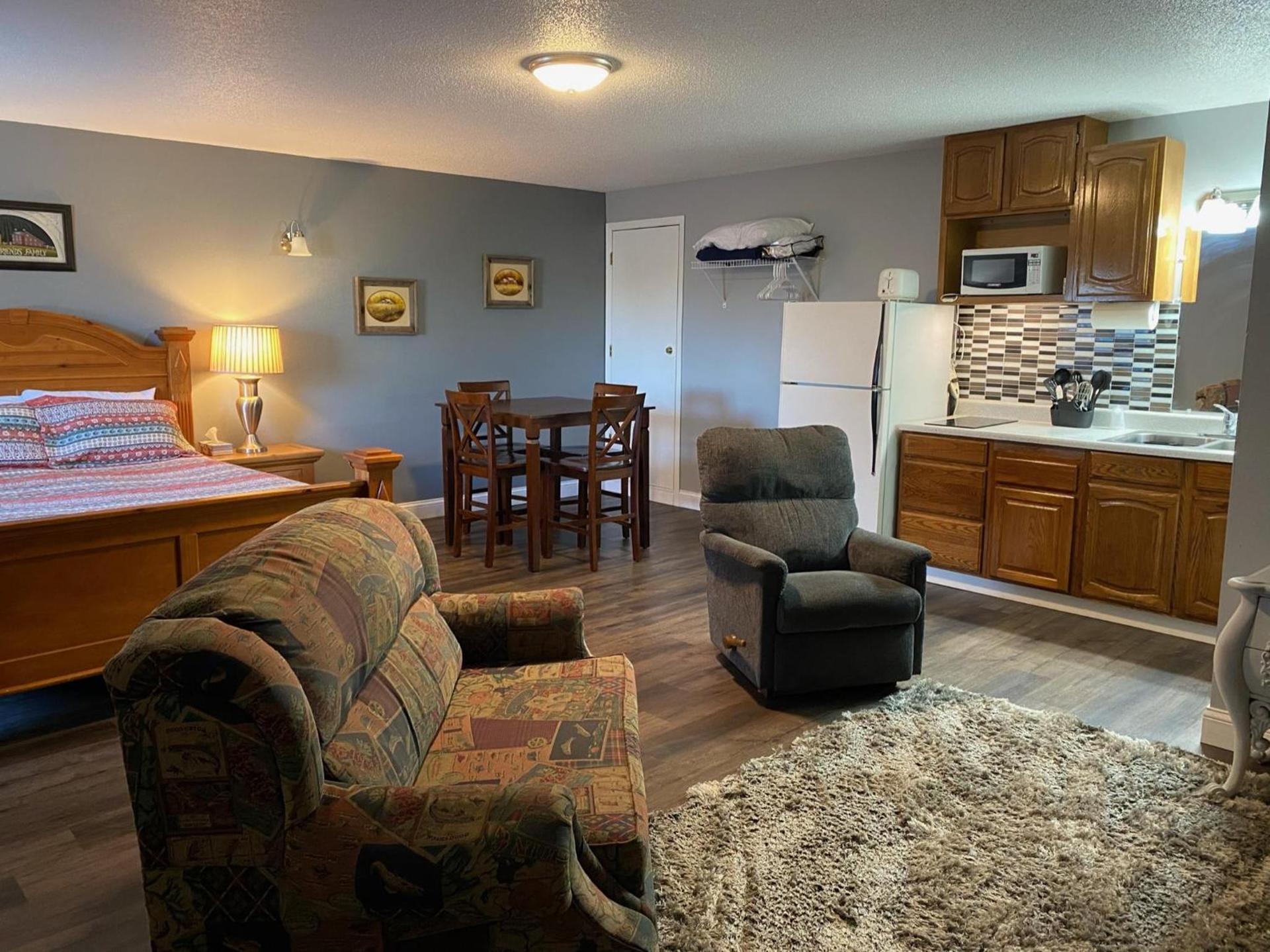 Pelican Motel photo 18