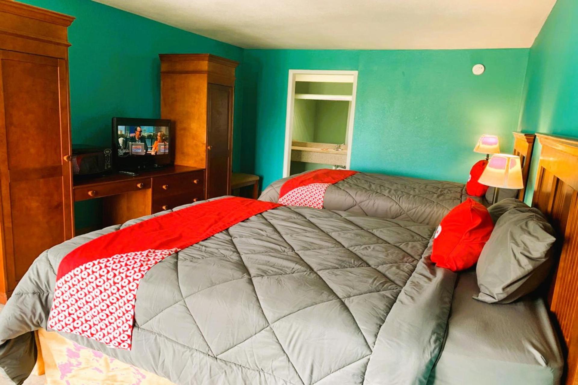 OYO Hotel Dundee By Crystal Lake photo 42