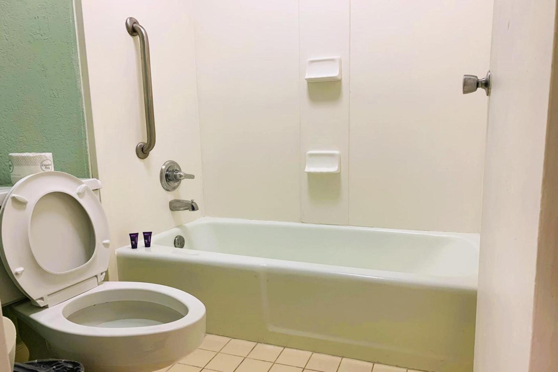 OYO Hotel Dundee By Crystal Lake photo 47