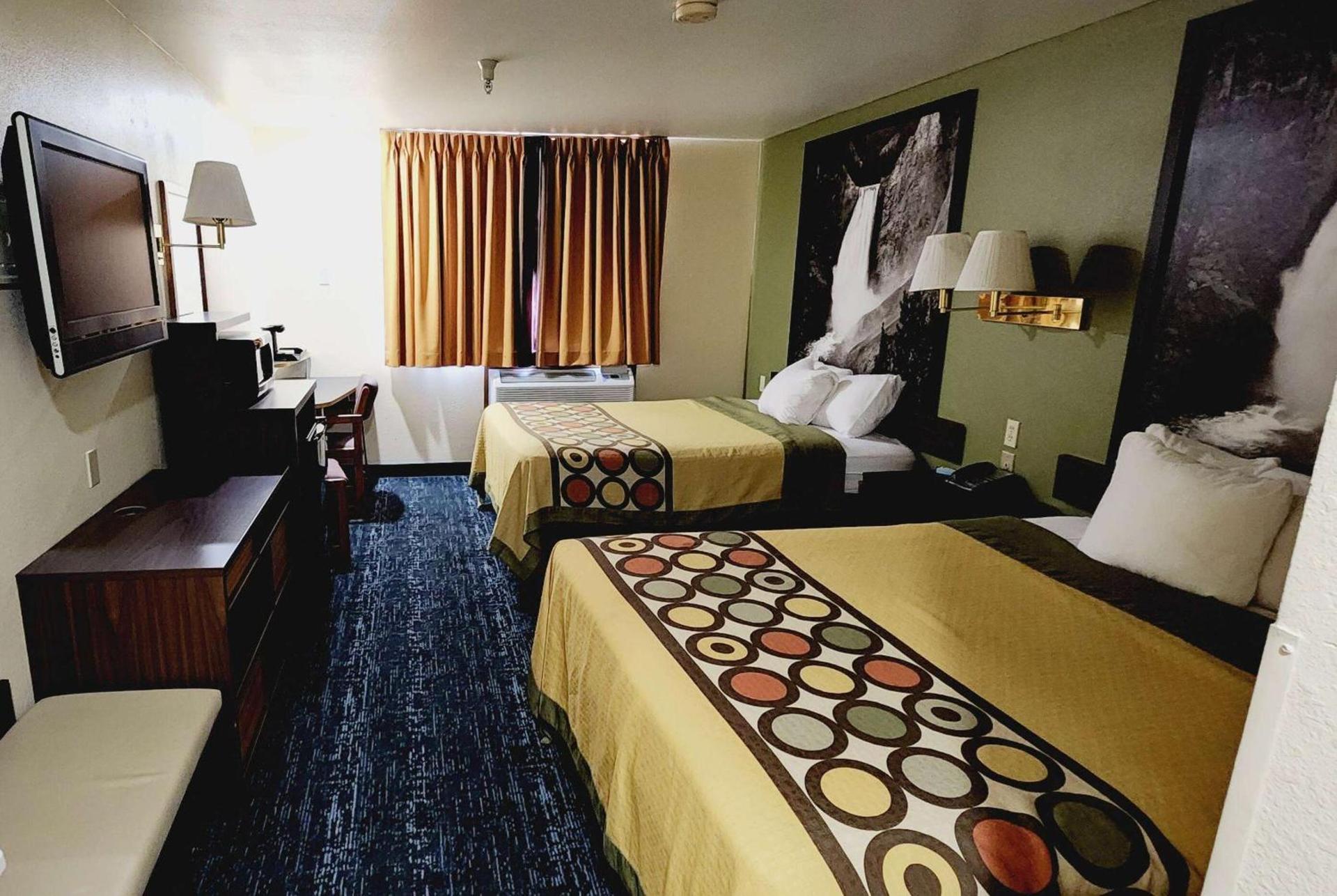 Super 8 by Wyndham Rawlins Wyoming photo 10
