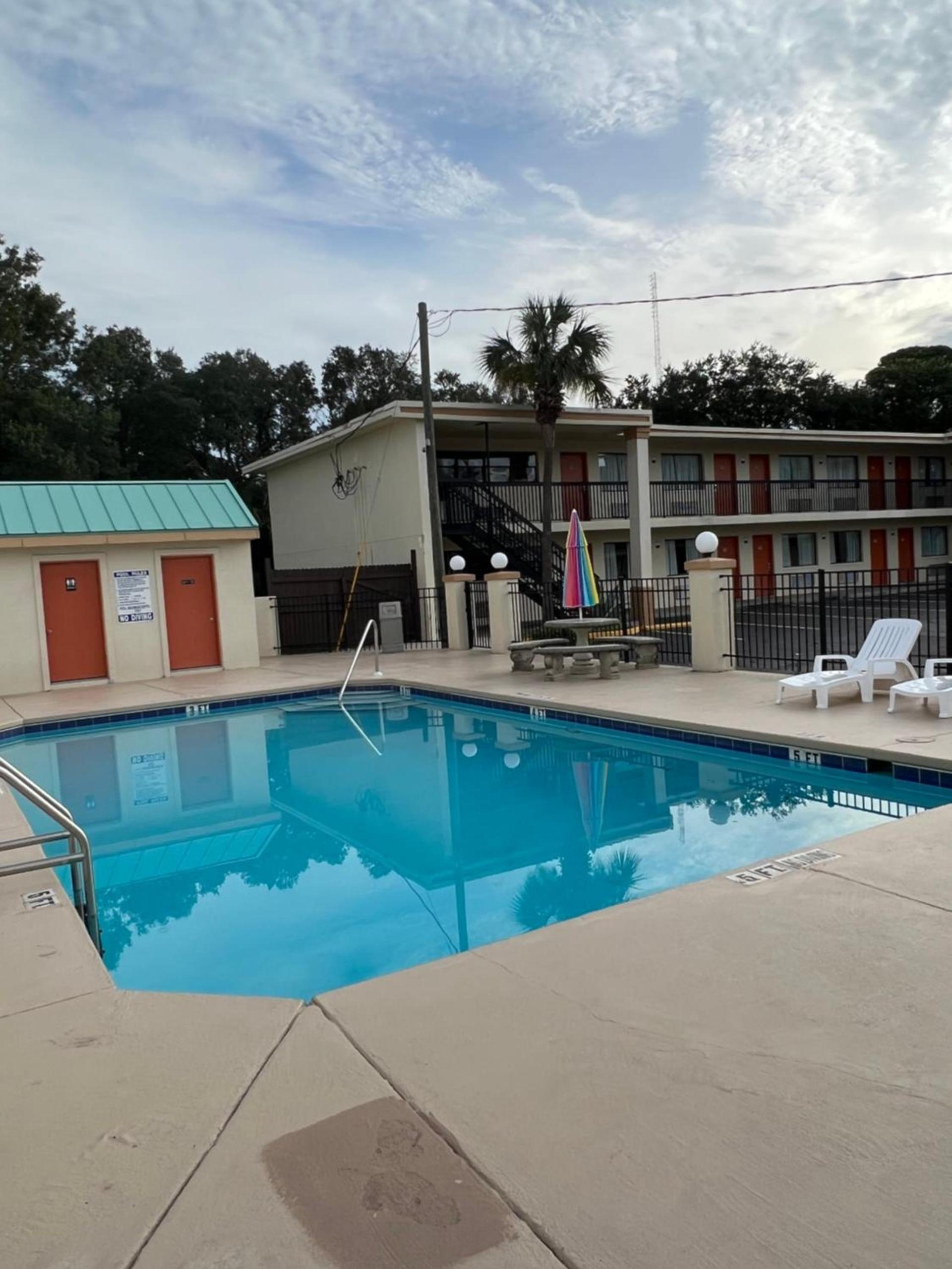 Hole Inn the Wall Hotel - Fort Walton Beach - Sunset Plaza - nearby Beaches & Hurlburt photo 54