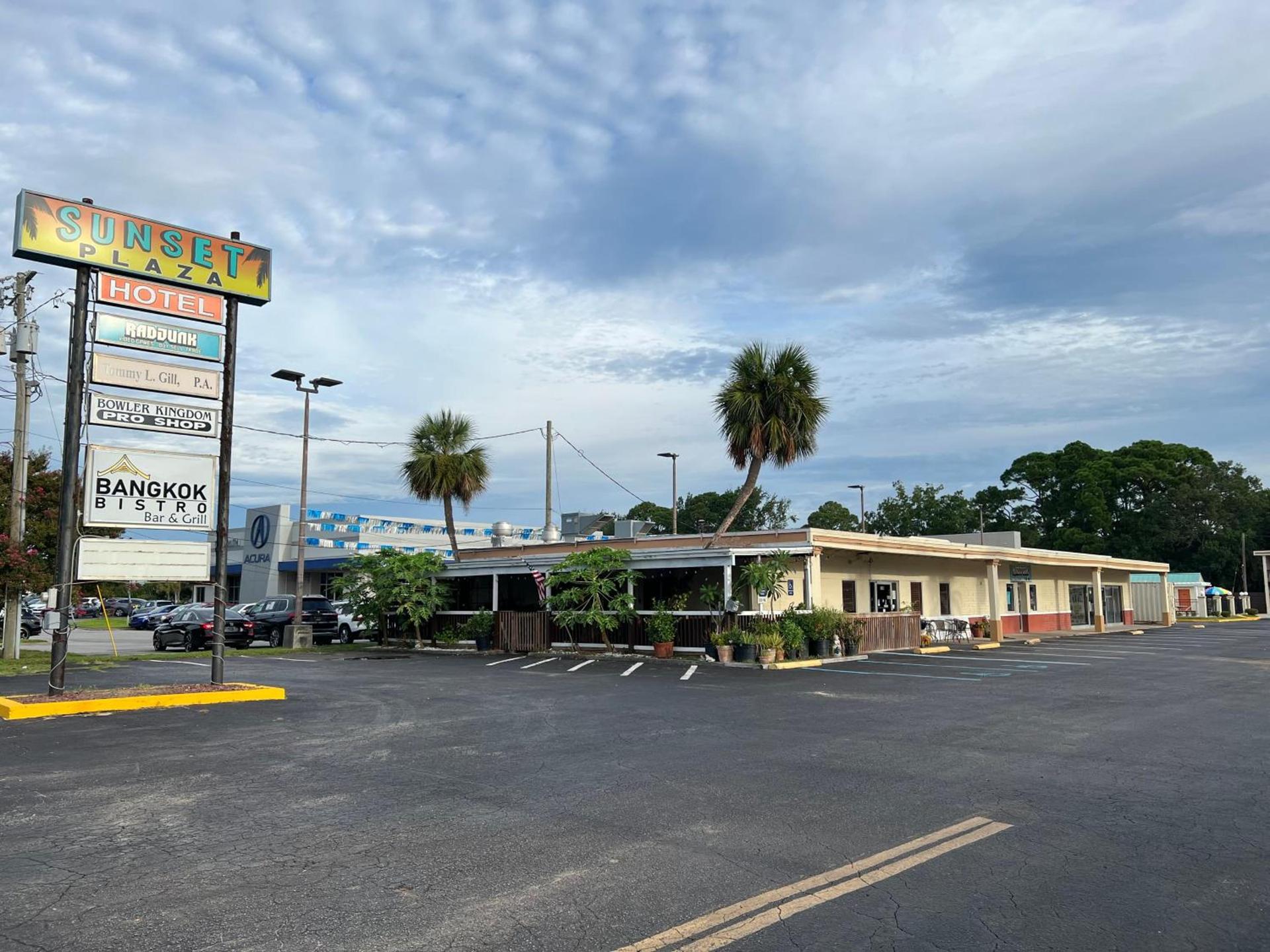 Hole Inn the Wall Hotel - Fort Walton Beach - Sunset Plaza - nearby Beaches & Hurlburt photo 57