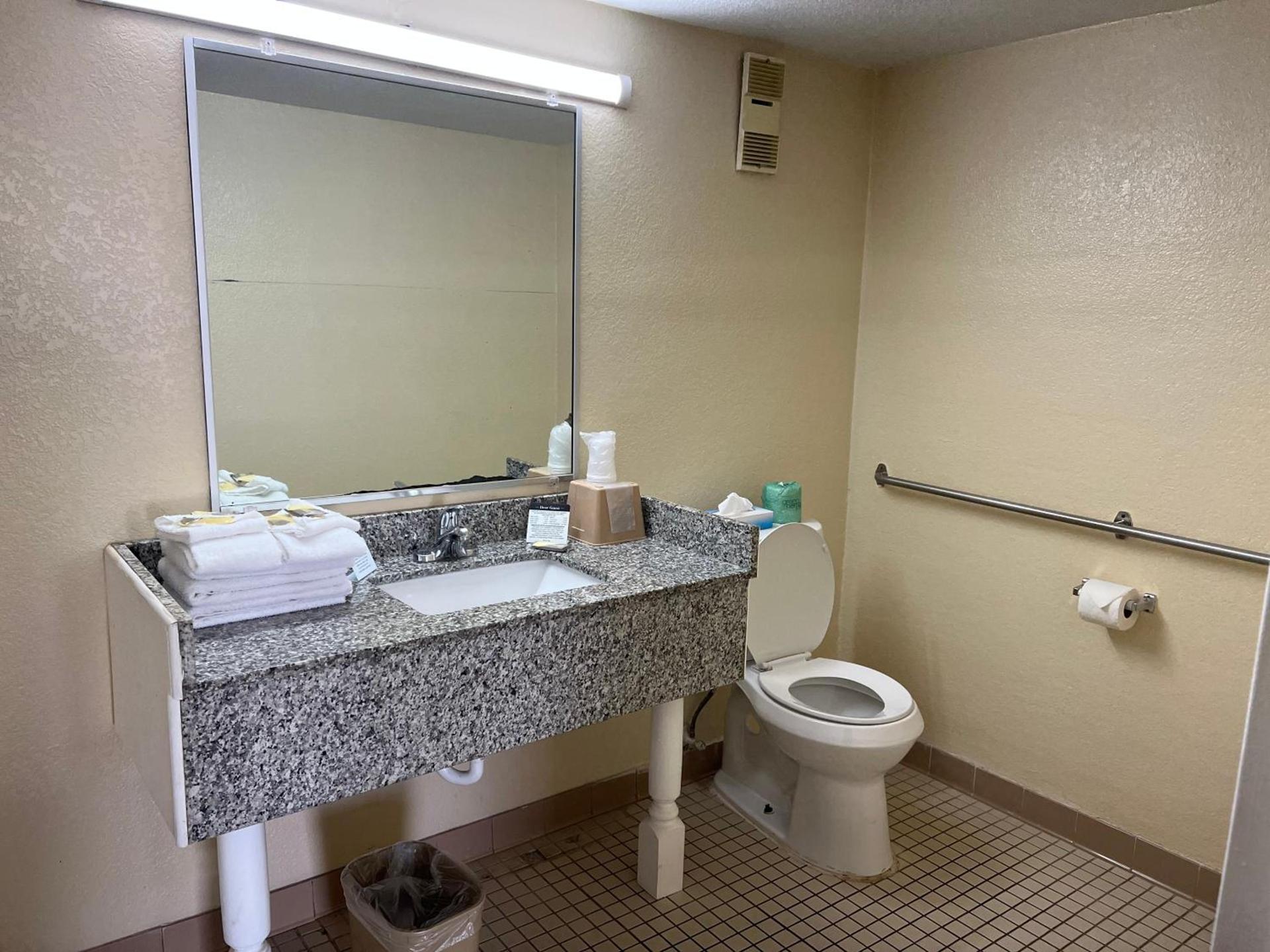 Hole Inn the Wall Hotel - Fort Walton Beach - Sunset Plaza - nearby Beaches & Hurlburt photo 59