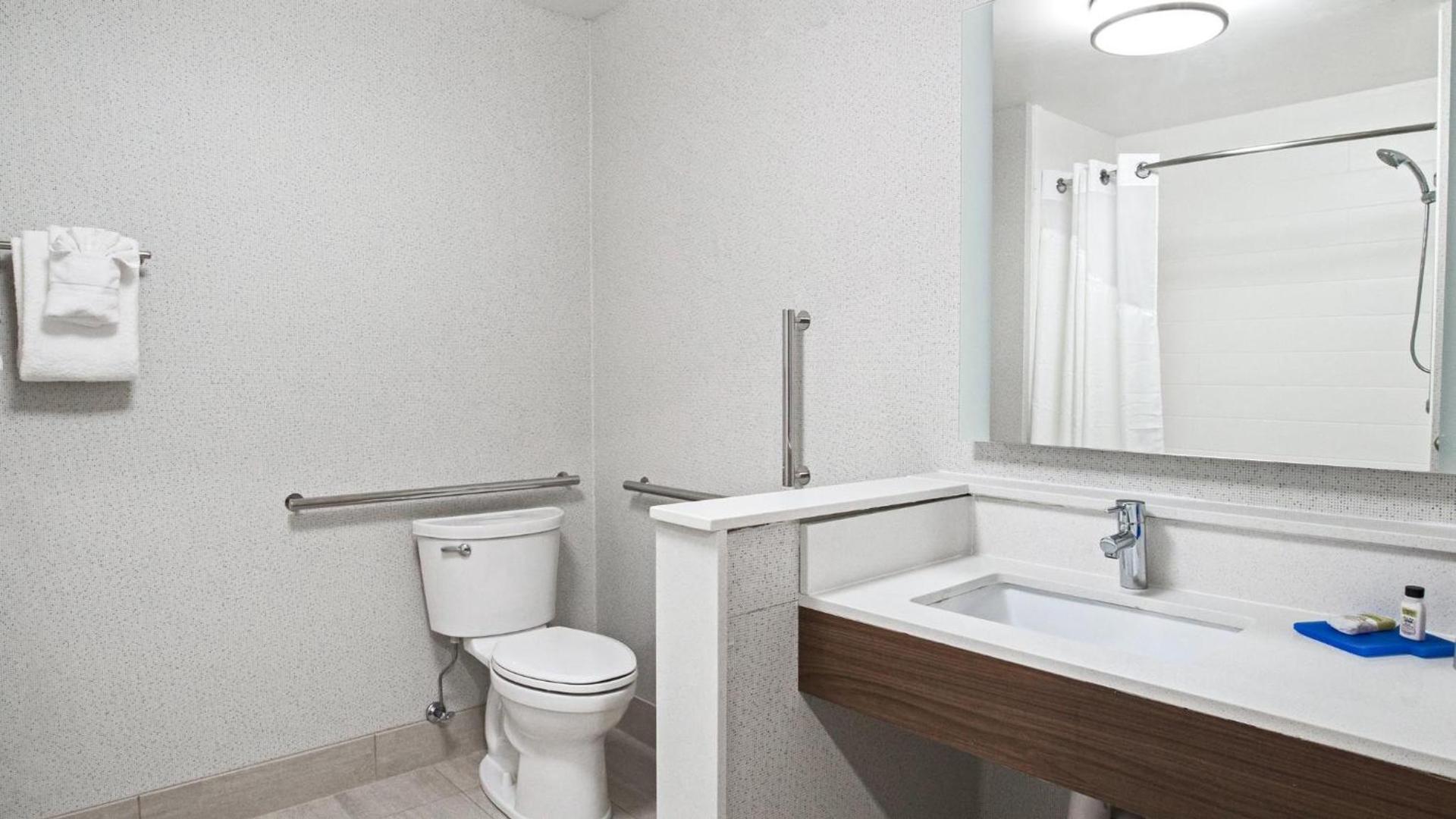 Holiday Inn Express & Suites Racine by IHG photo 12