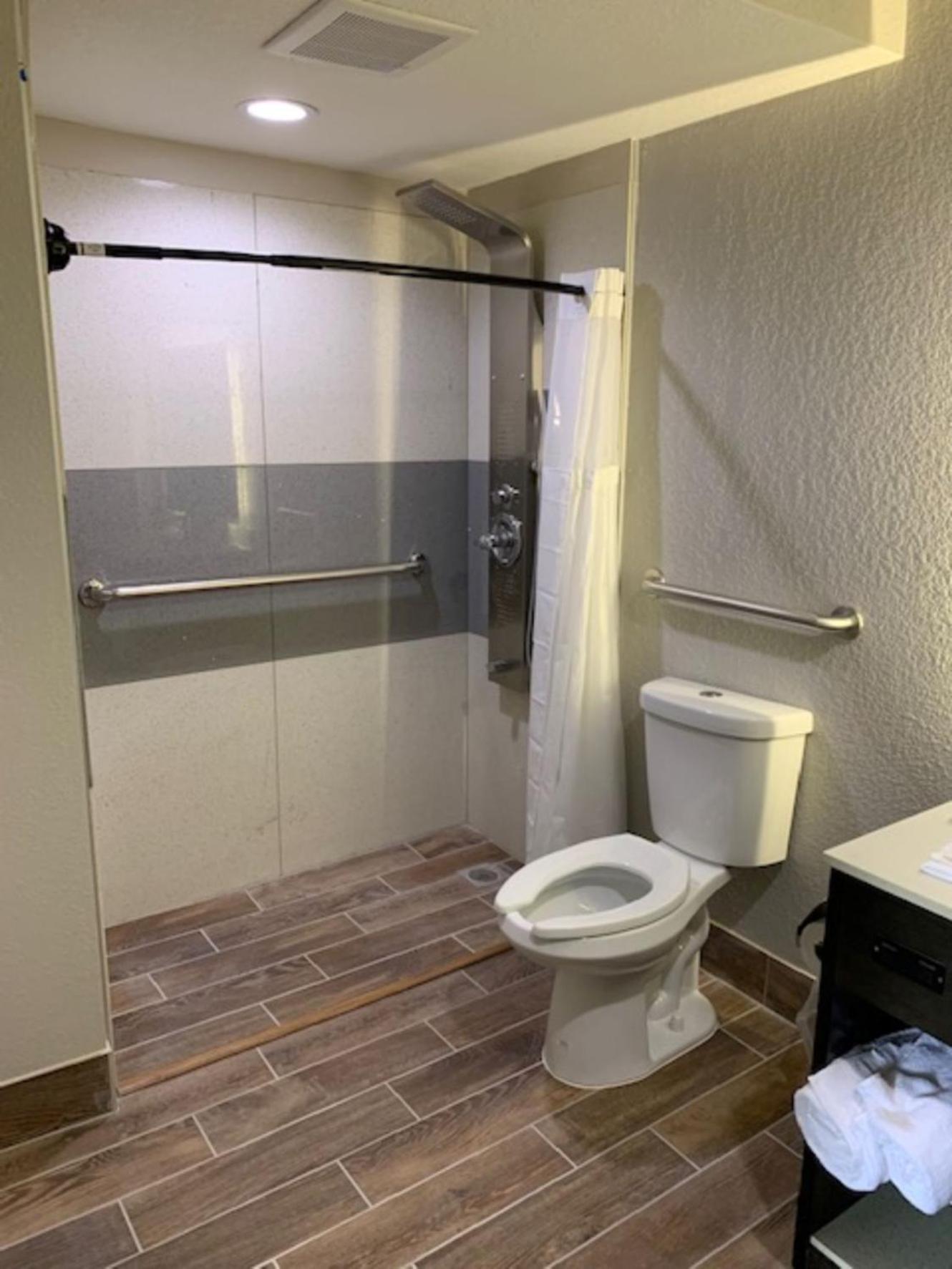 Days Inn by Wyndham Bellville Mansfield photo 23