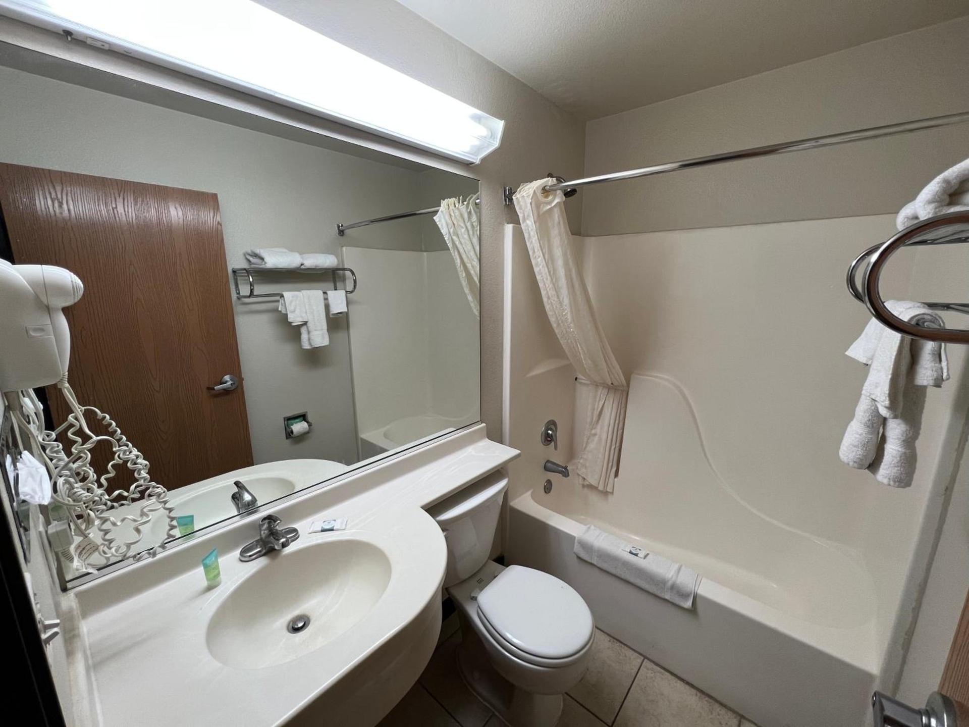 Americas Best Value Inn and Suites Ada photo 9