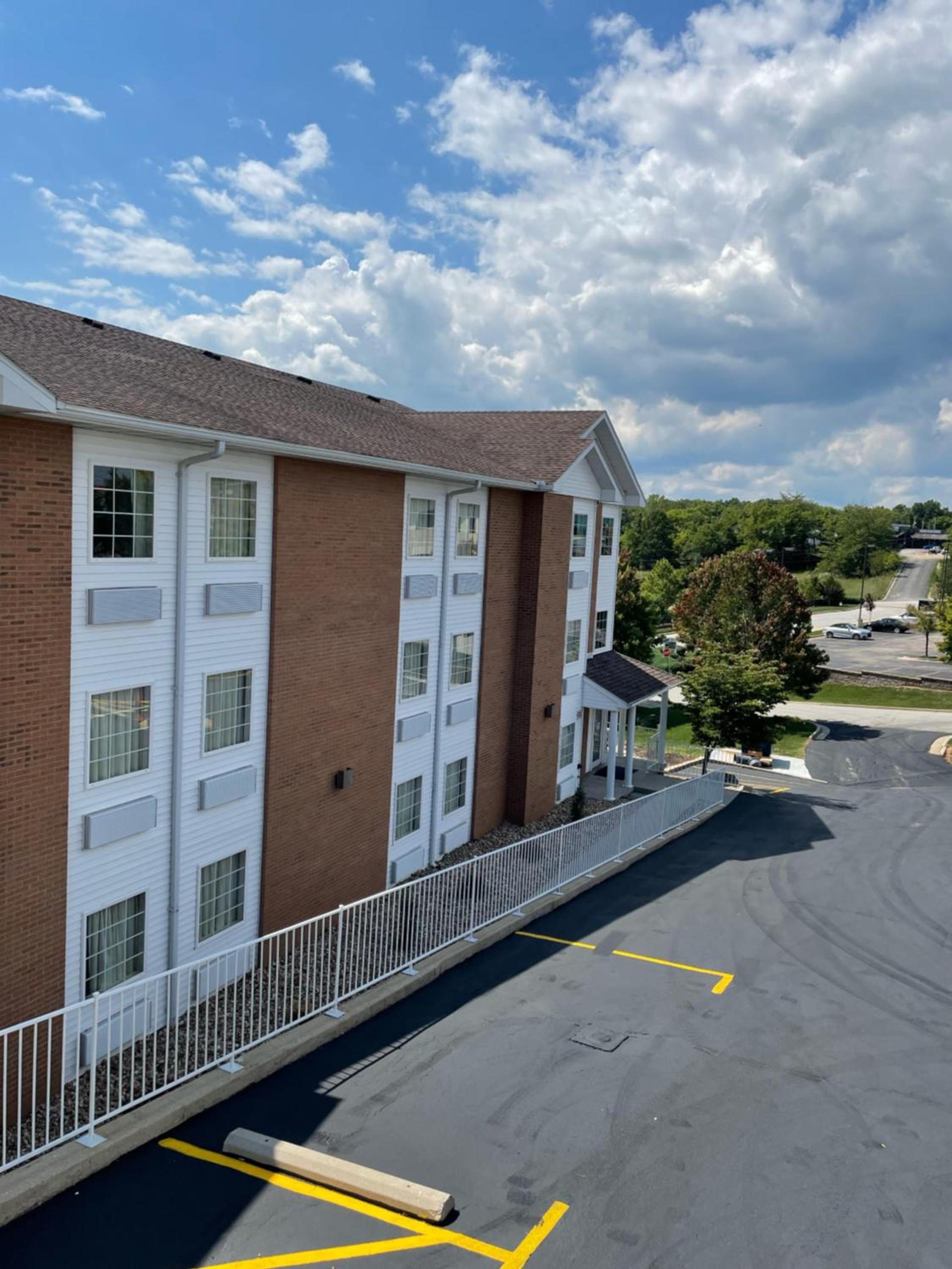 Schmidt's Creek Hotel photo 9