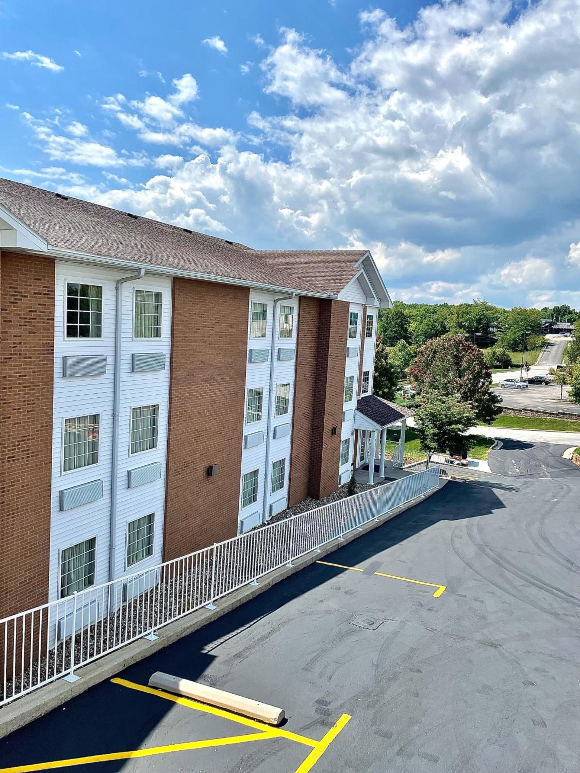 Schmidt's Creek Hotel photo 11