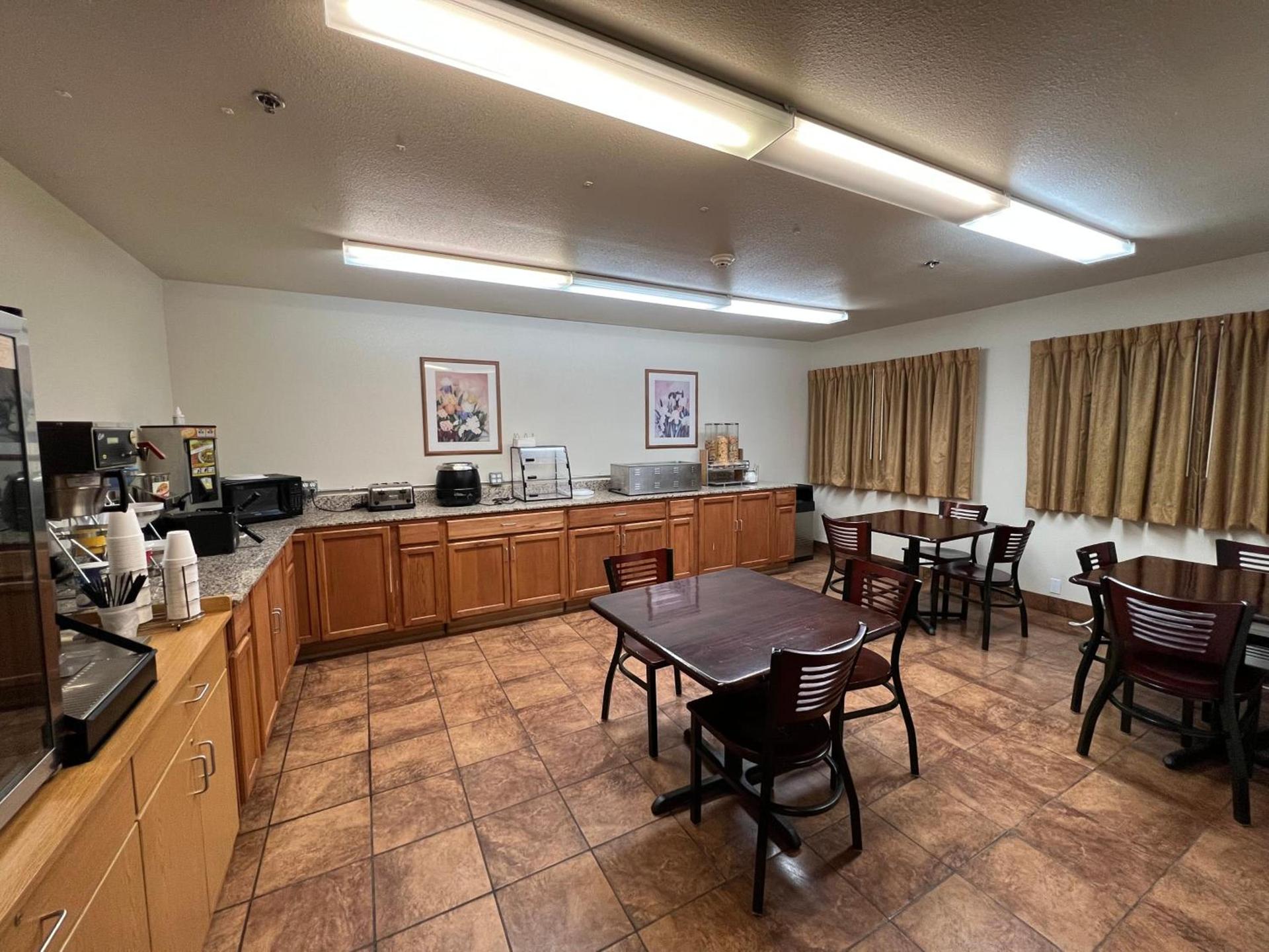 Americas Best Value Inn and Suites Ada photo 5
