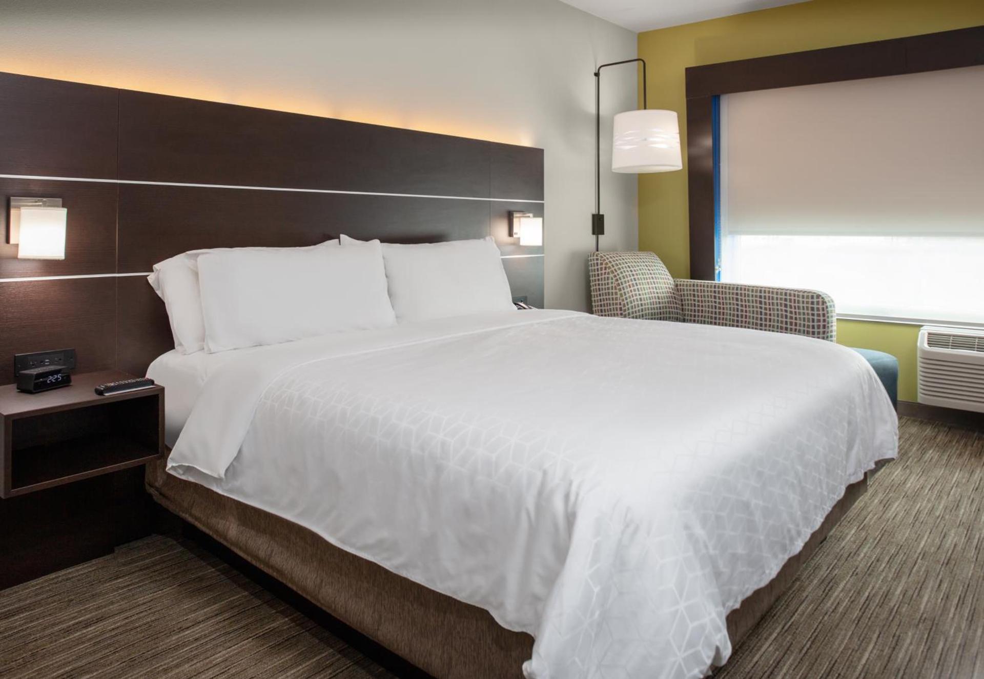 Holiday Inn Express & Suites - El Paso North by IHG photo 4