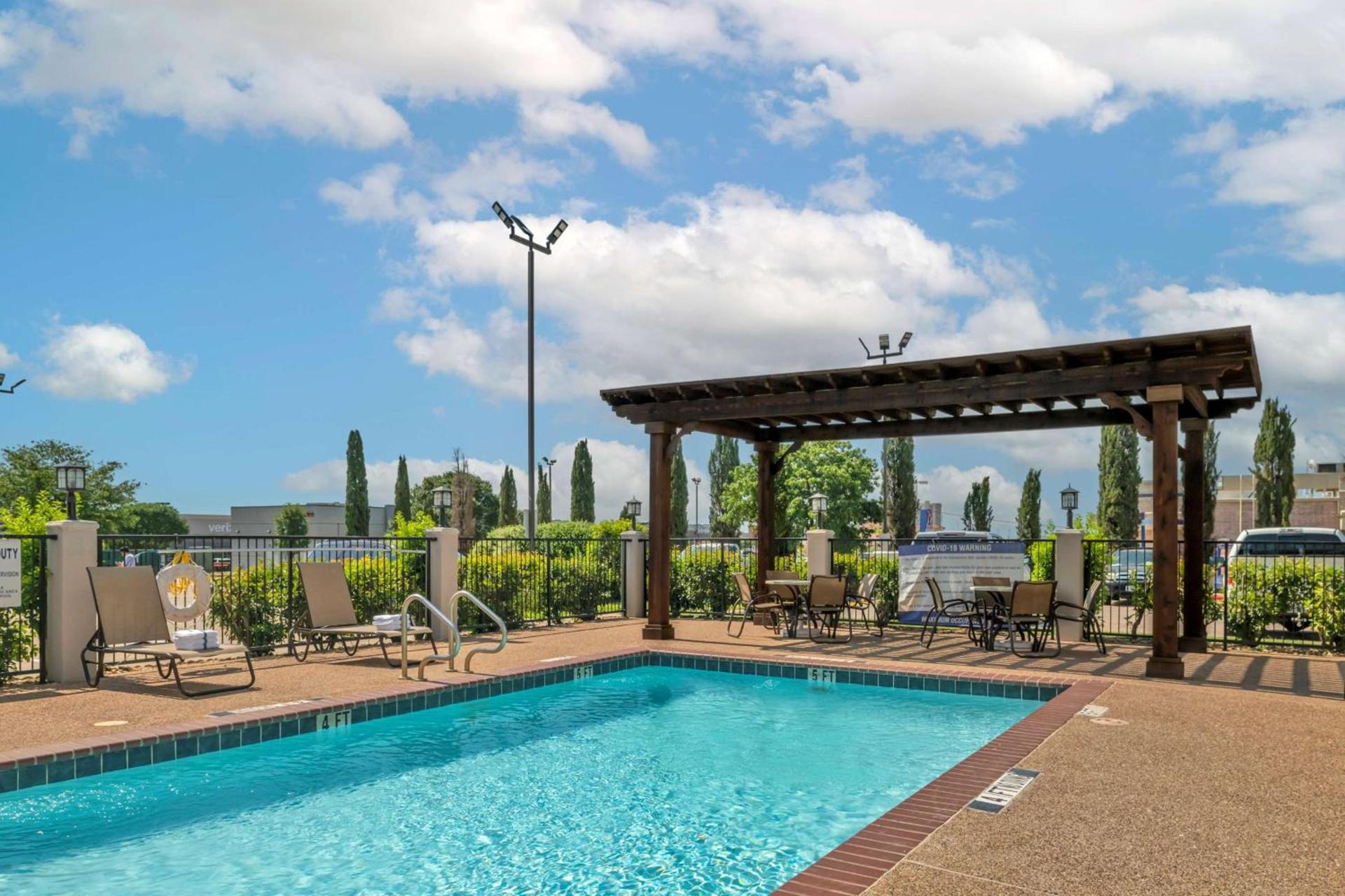 Best Western Plus Denton Inn & Suites photo 2