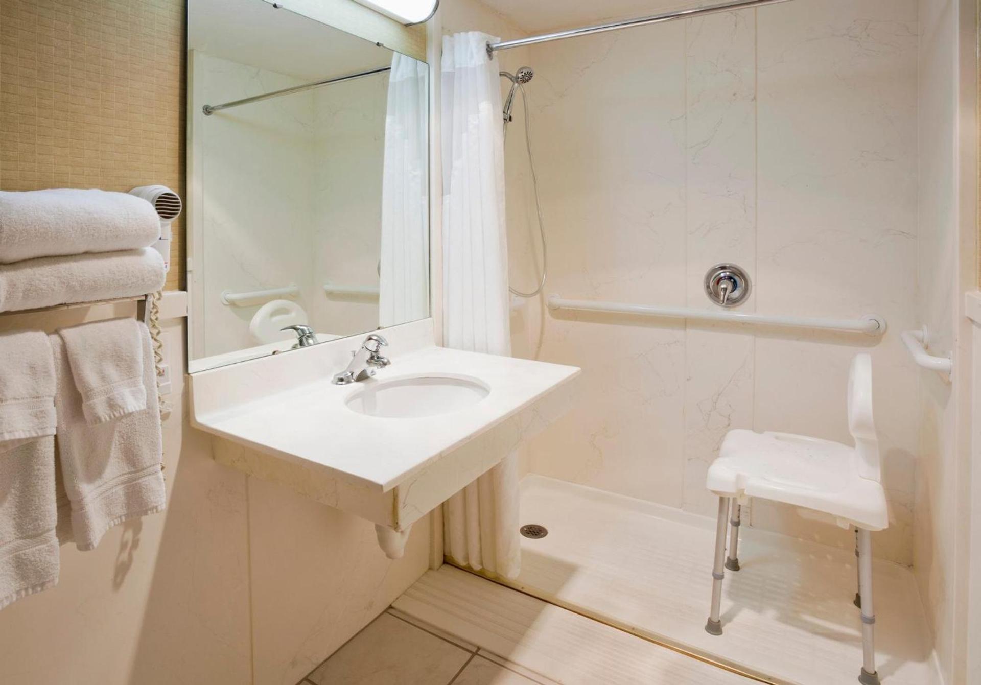 Alexandria Hotel & Conference Center photo 39