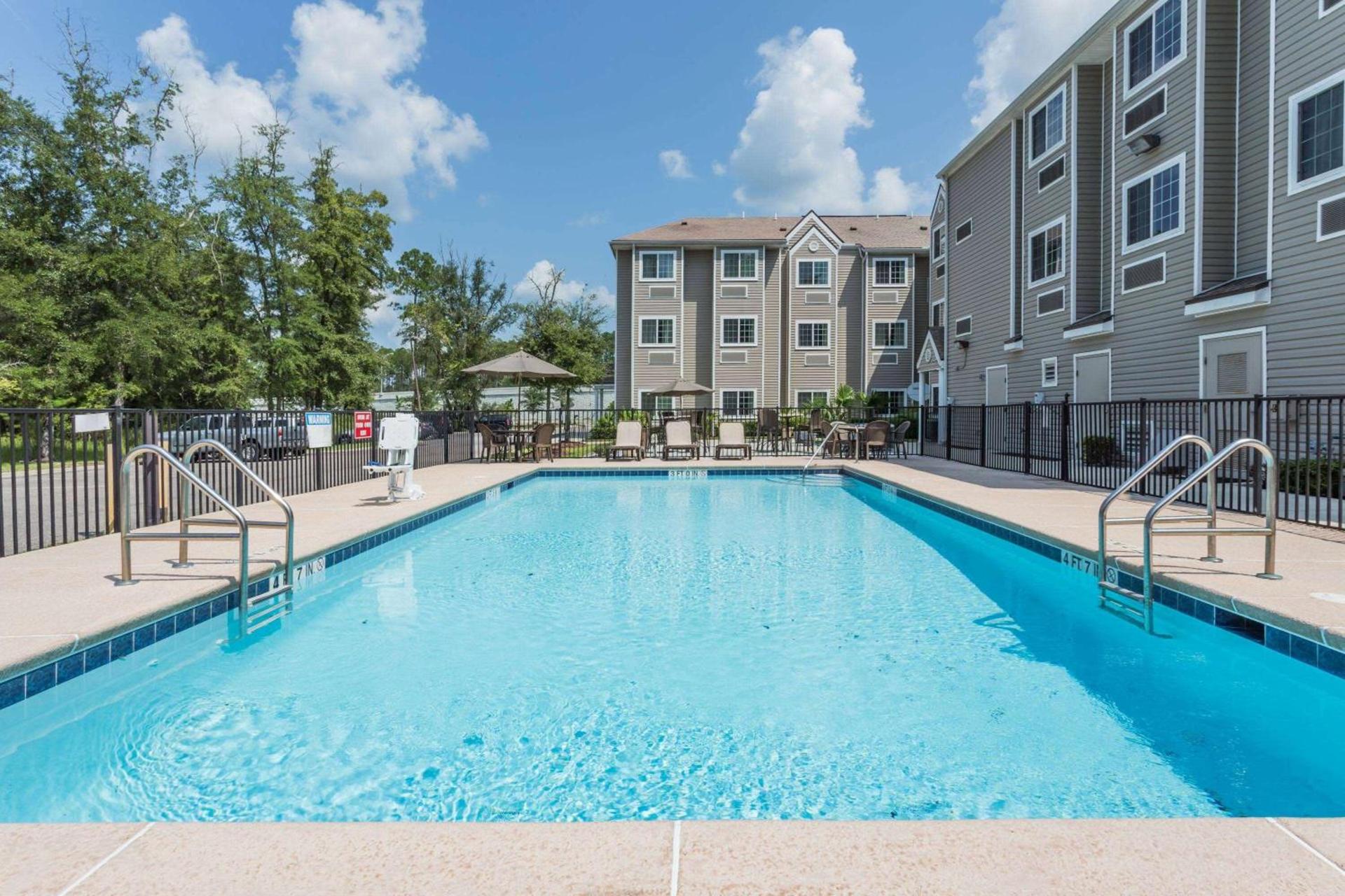 Microtel Inn & Suites by Wyndham Jacksonville Airport photo 2