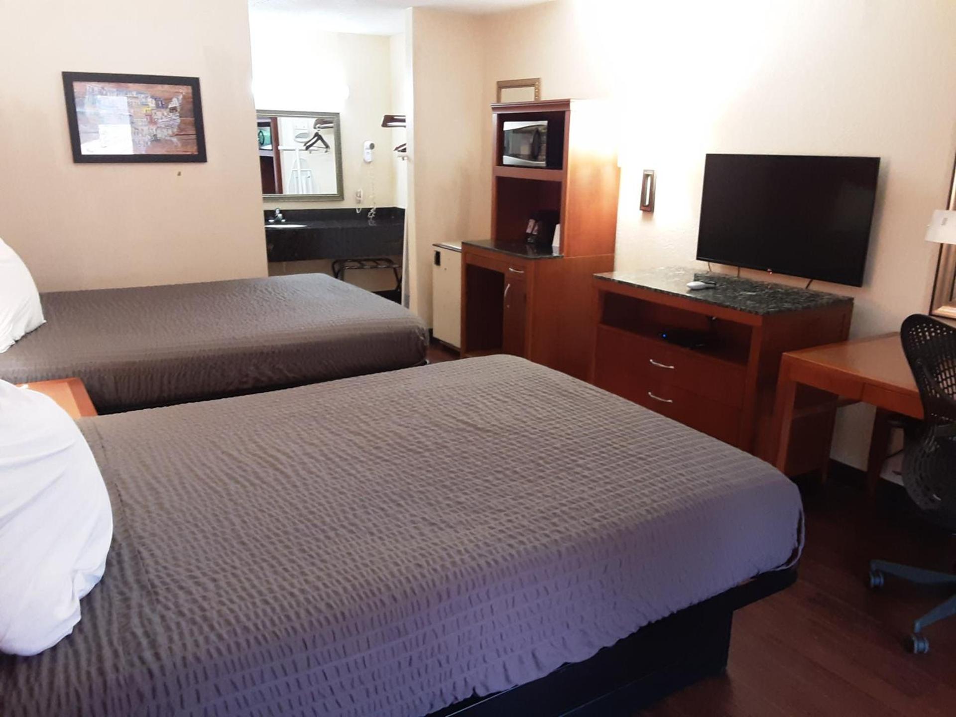 Econo Lodge Inn & Suites Griffin North photo 21