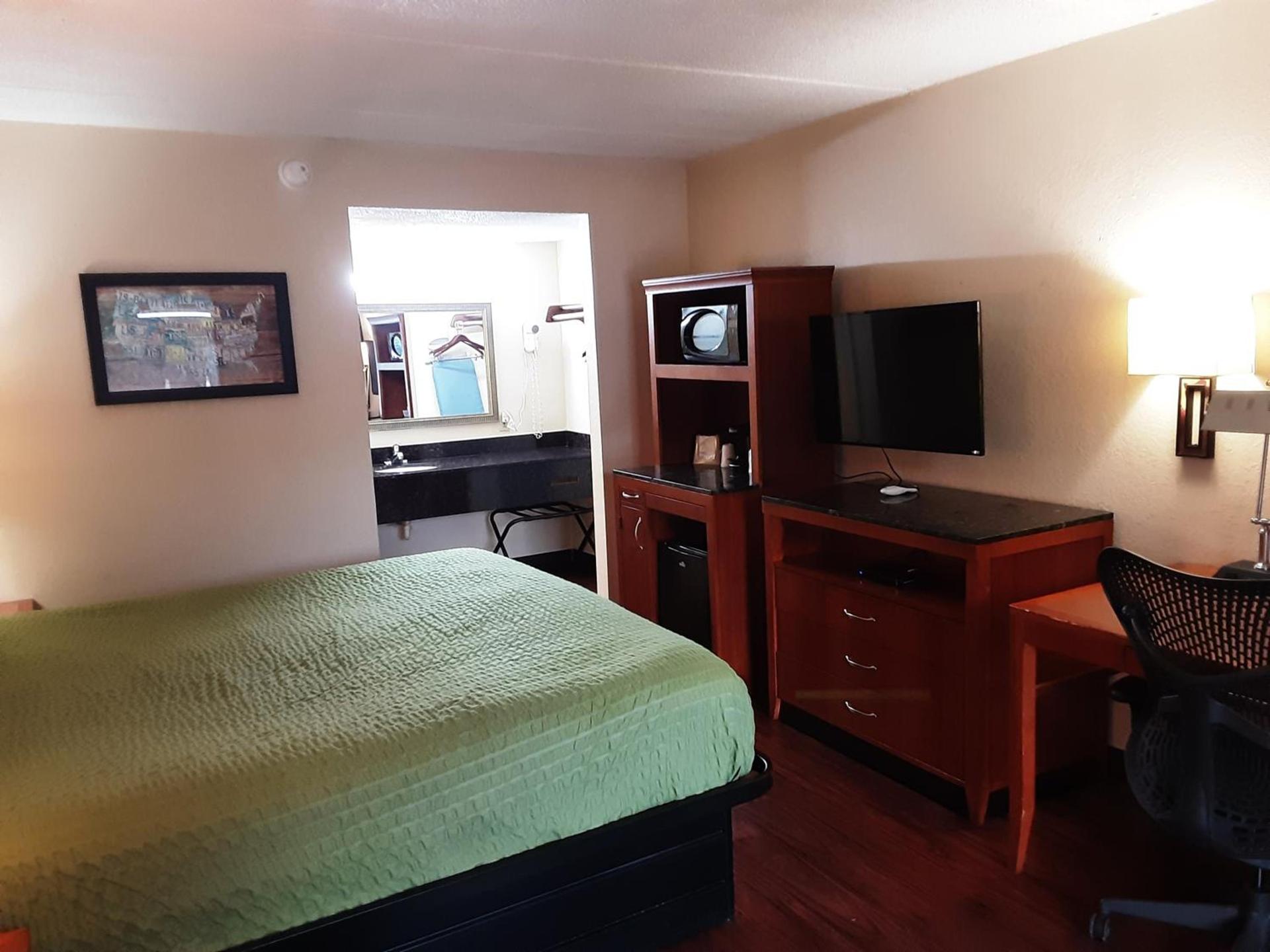 Econo Lodge Inn & Suites Griffin North photo 20