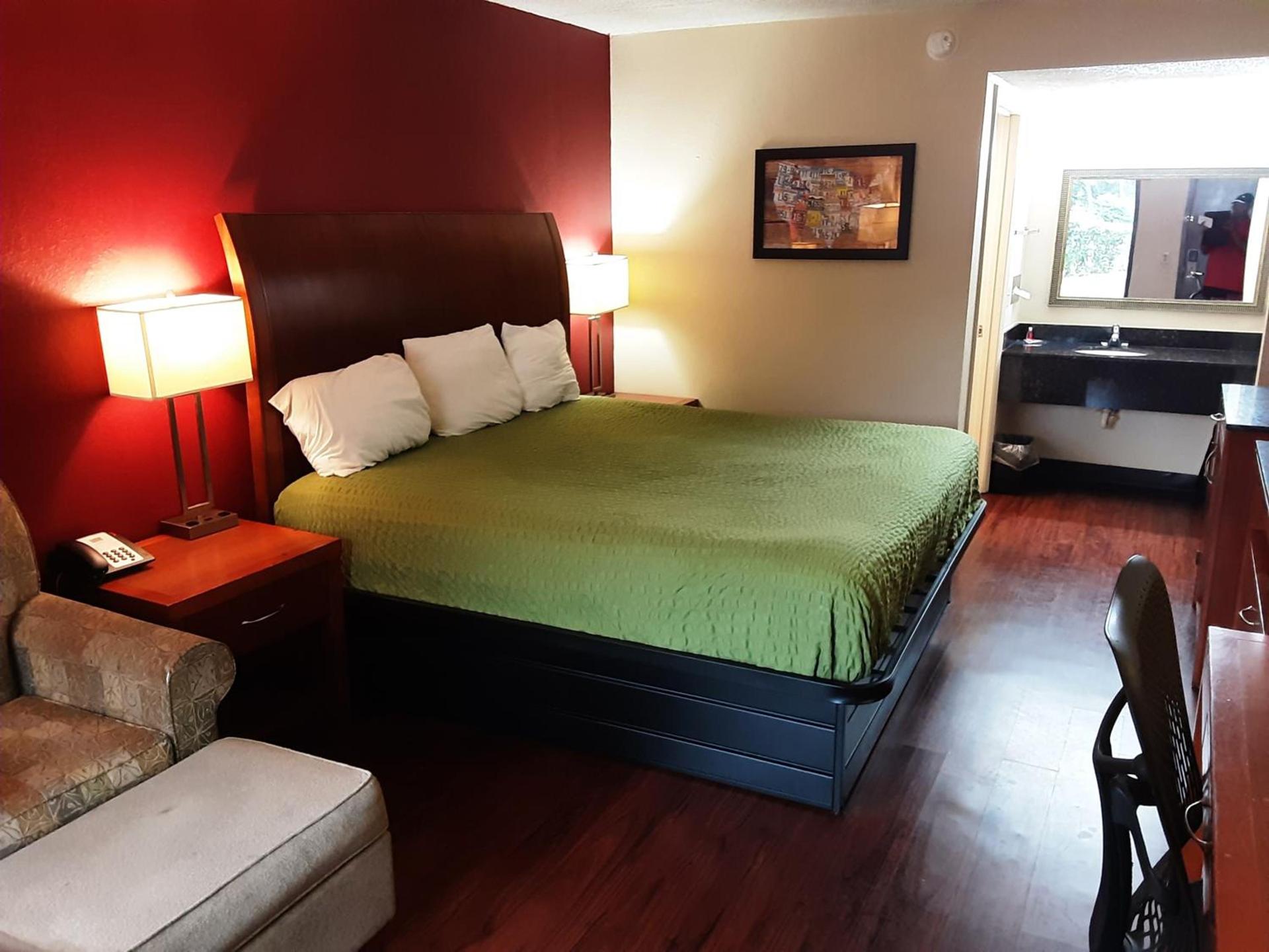 Econo Lodge Inn & Suites Griffin North photo 19