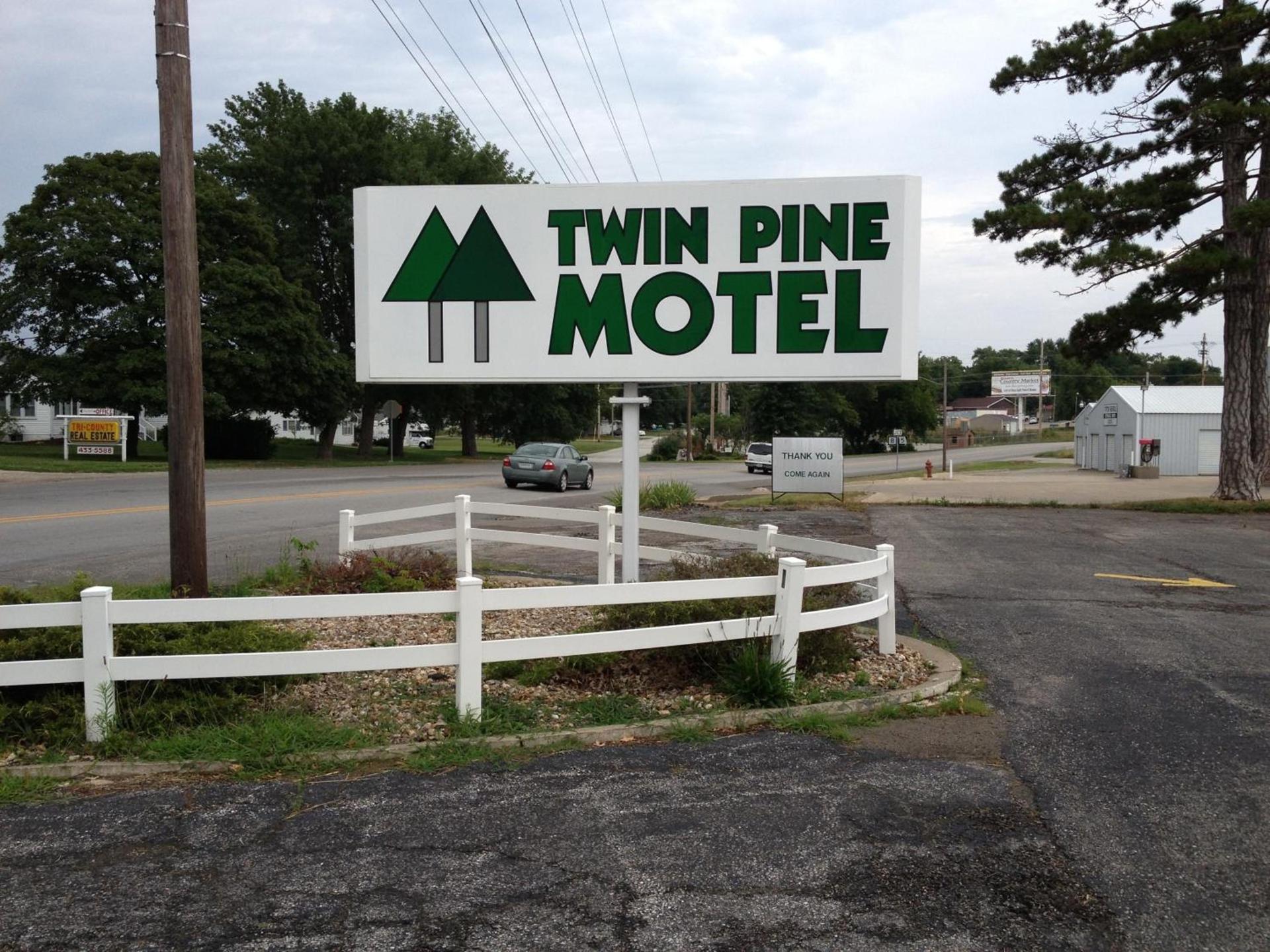 Twin Pine Motel photo 11