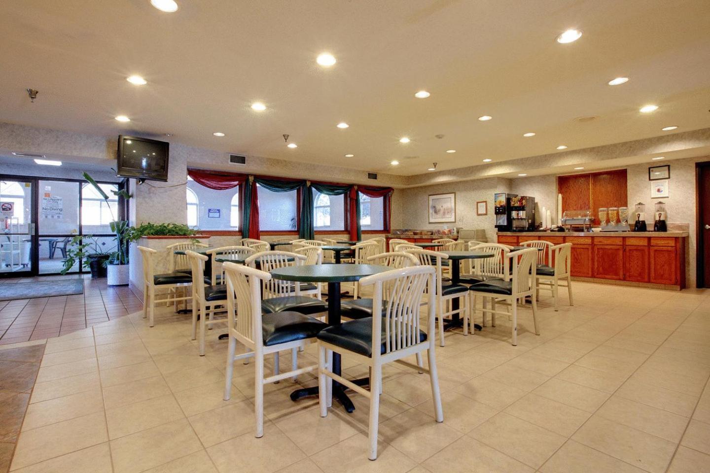 Americas Best Value Inn and Suites Saint Charles photo 50