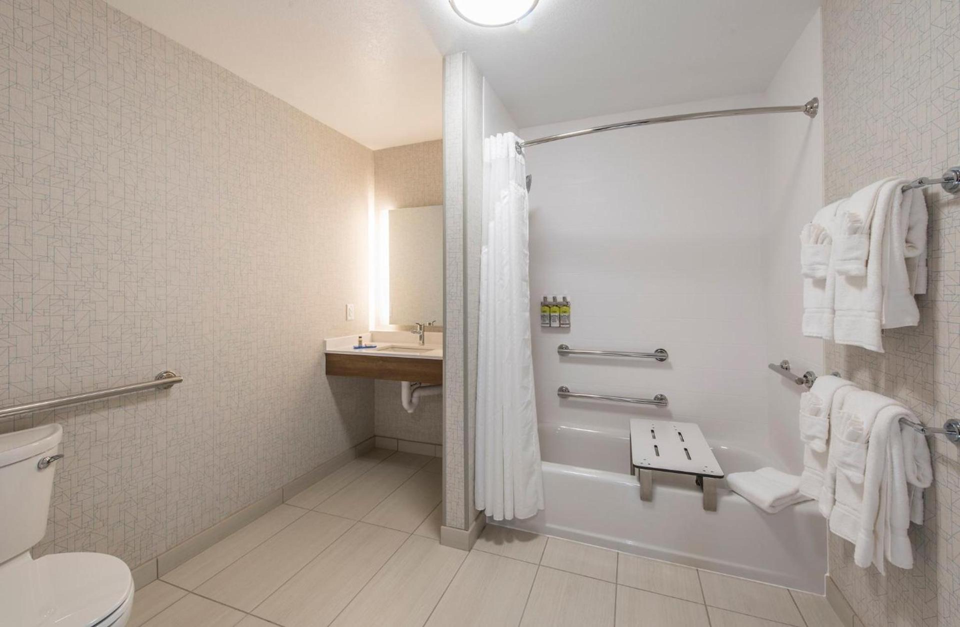 Holiday Inn Express & Suites - Phoenix North - Happy Valley by IHG photo 42