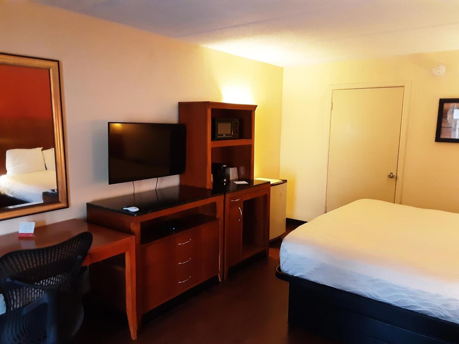 Econo Lodge Inn & Suites Griffin North photo 16