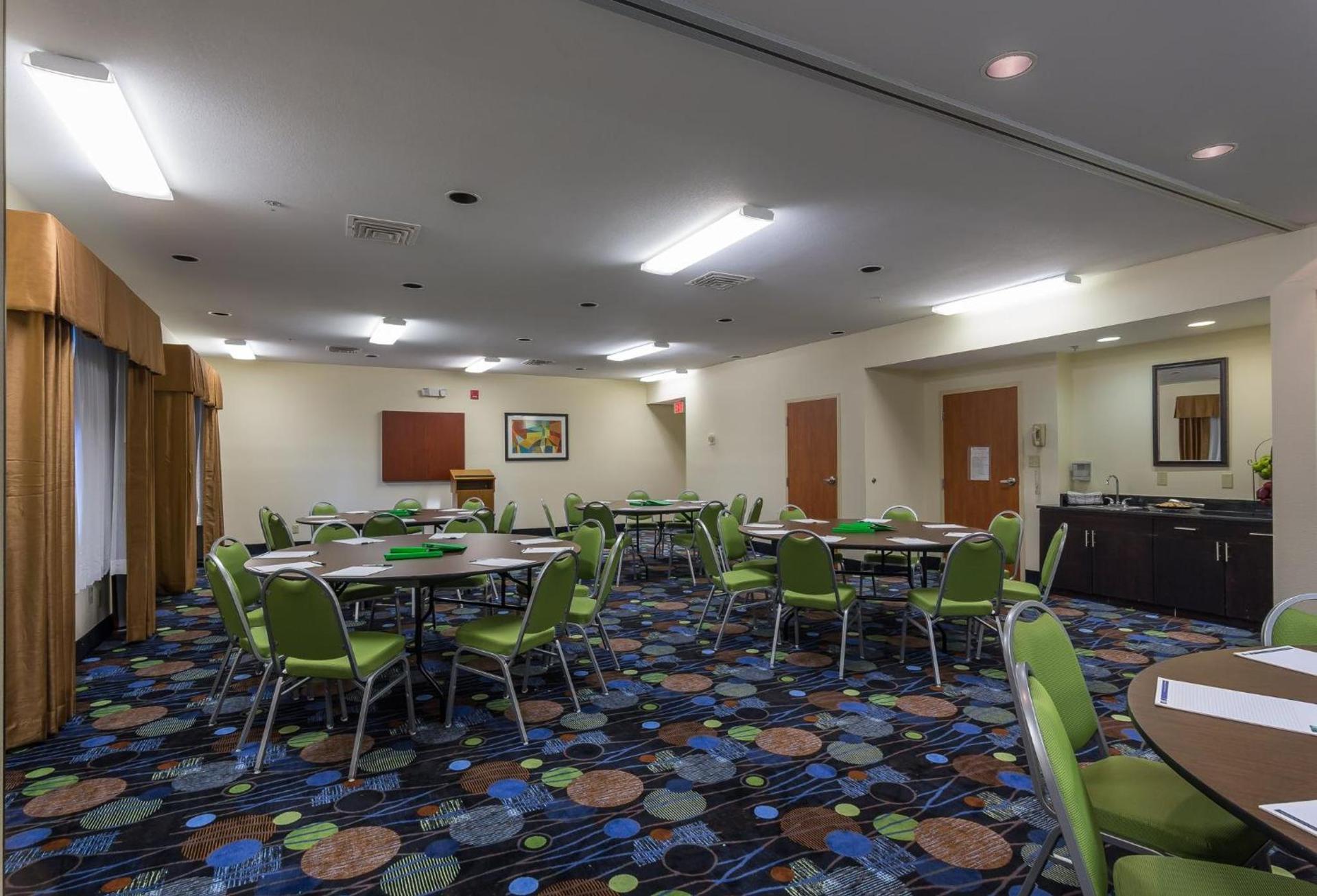 Holiday Inn Express Hotel & Suites Edmond by IHG photo 37