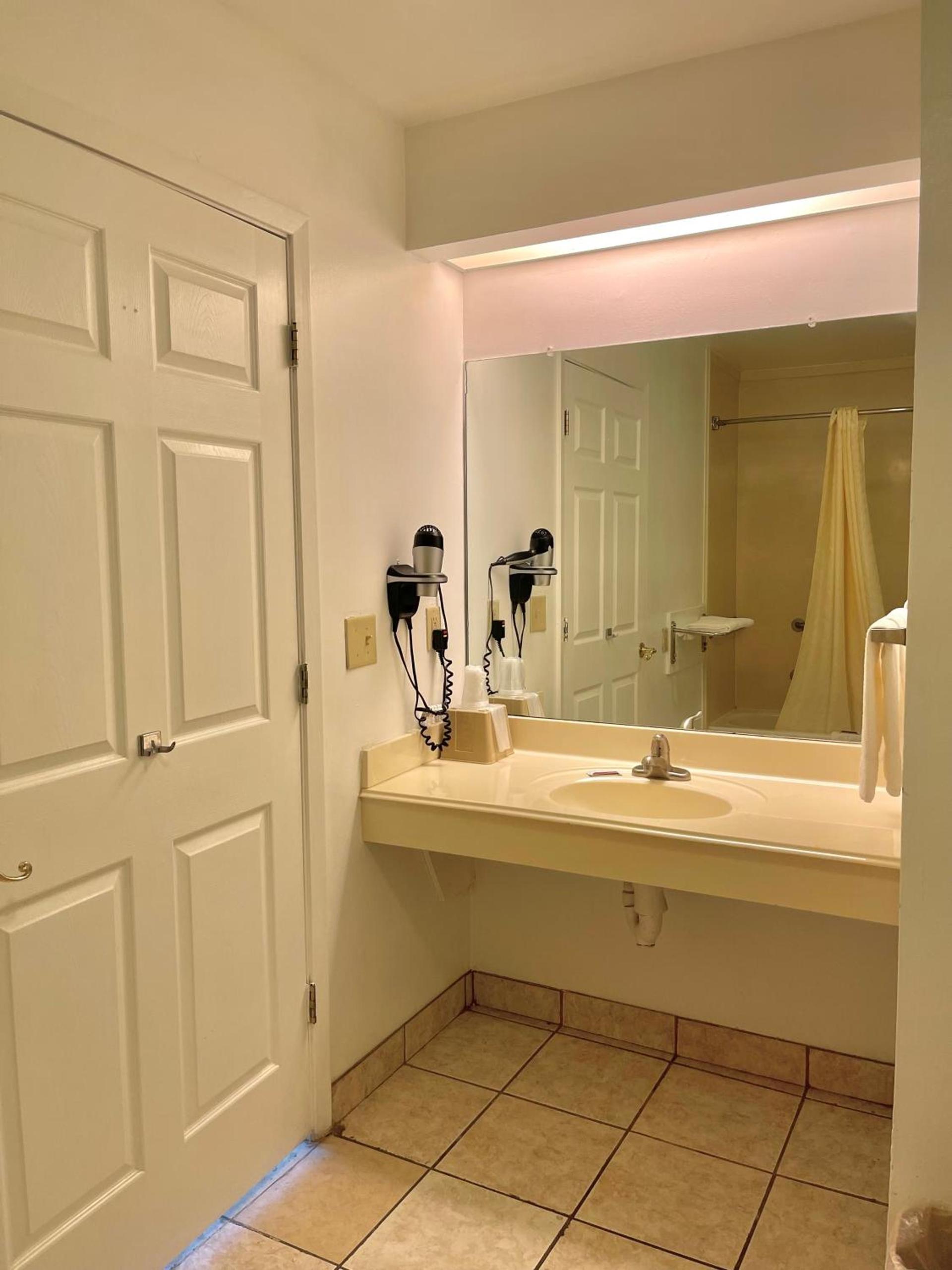 Majestic Inn photo 16