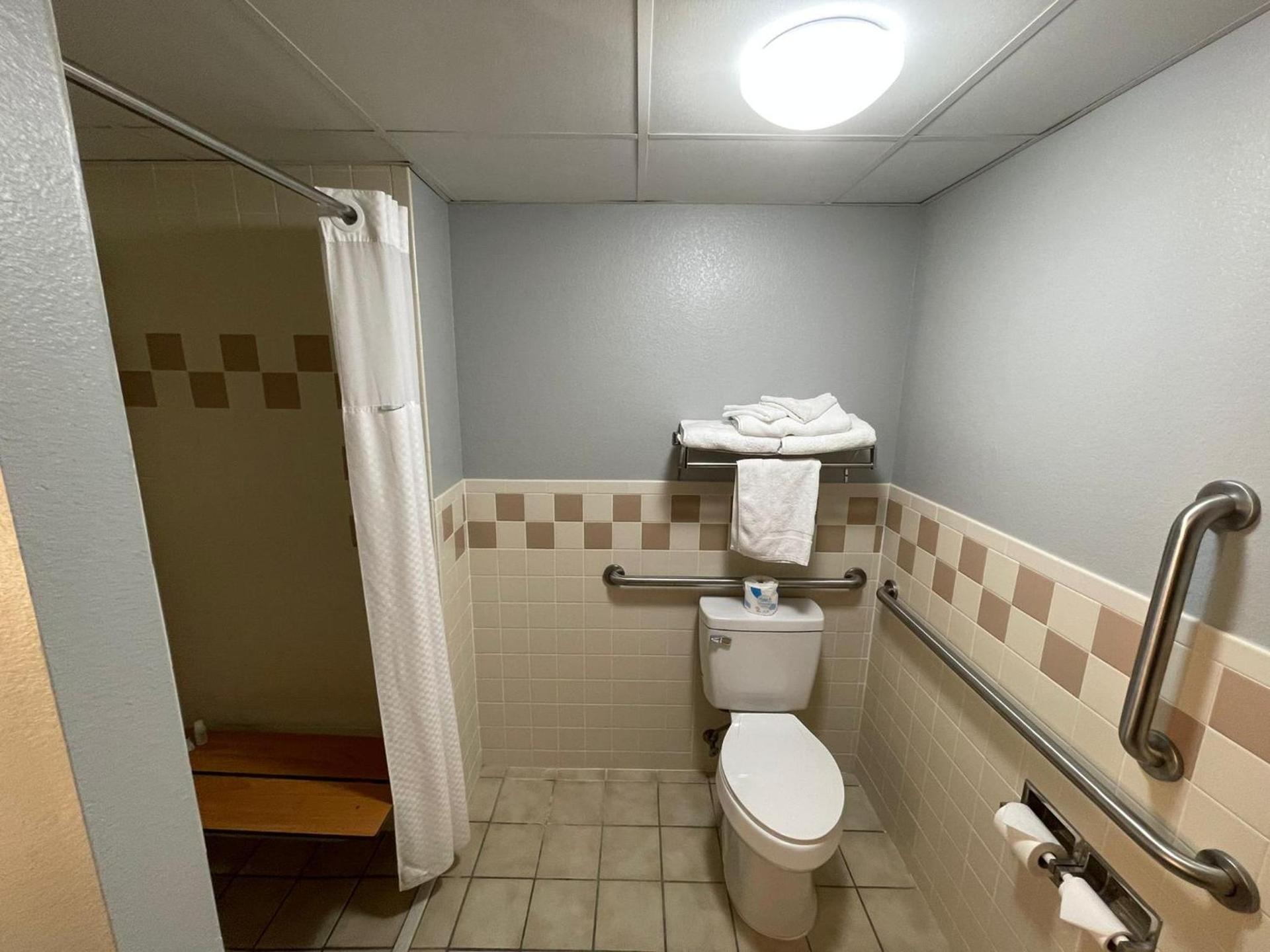 AmericInn by Wyndham Sayre photo 45