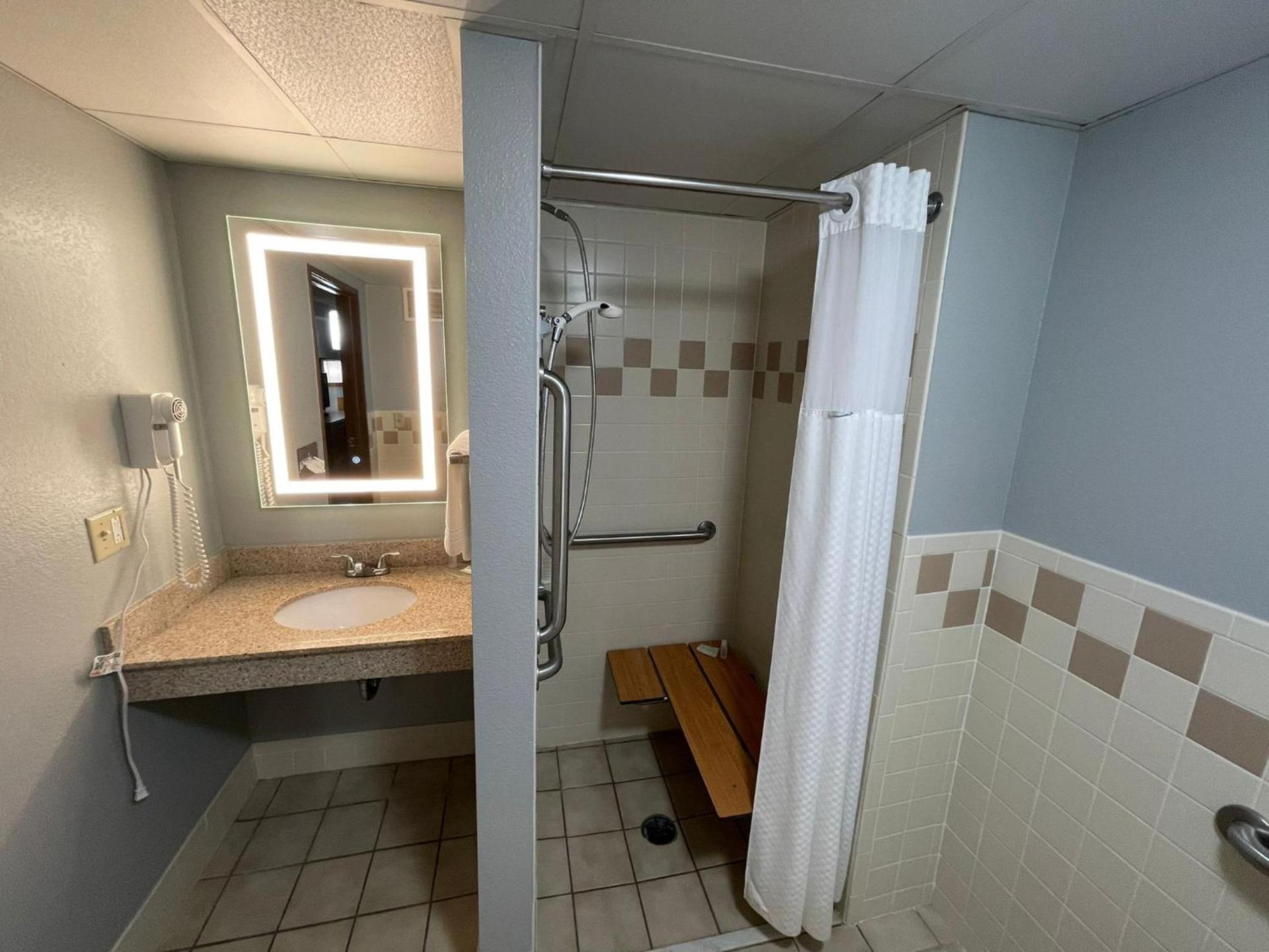 AmericInn by Wyndham Sayre photo 43