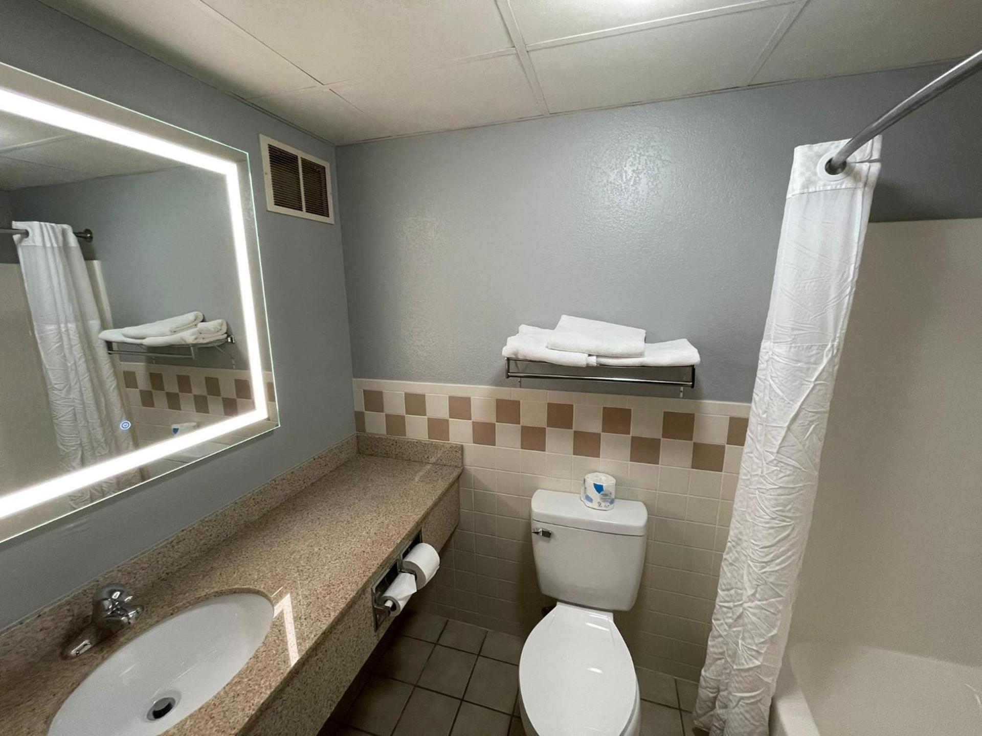 AmericInn by Wyndham Sayre photo 49