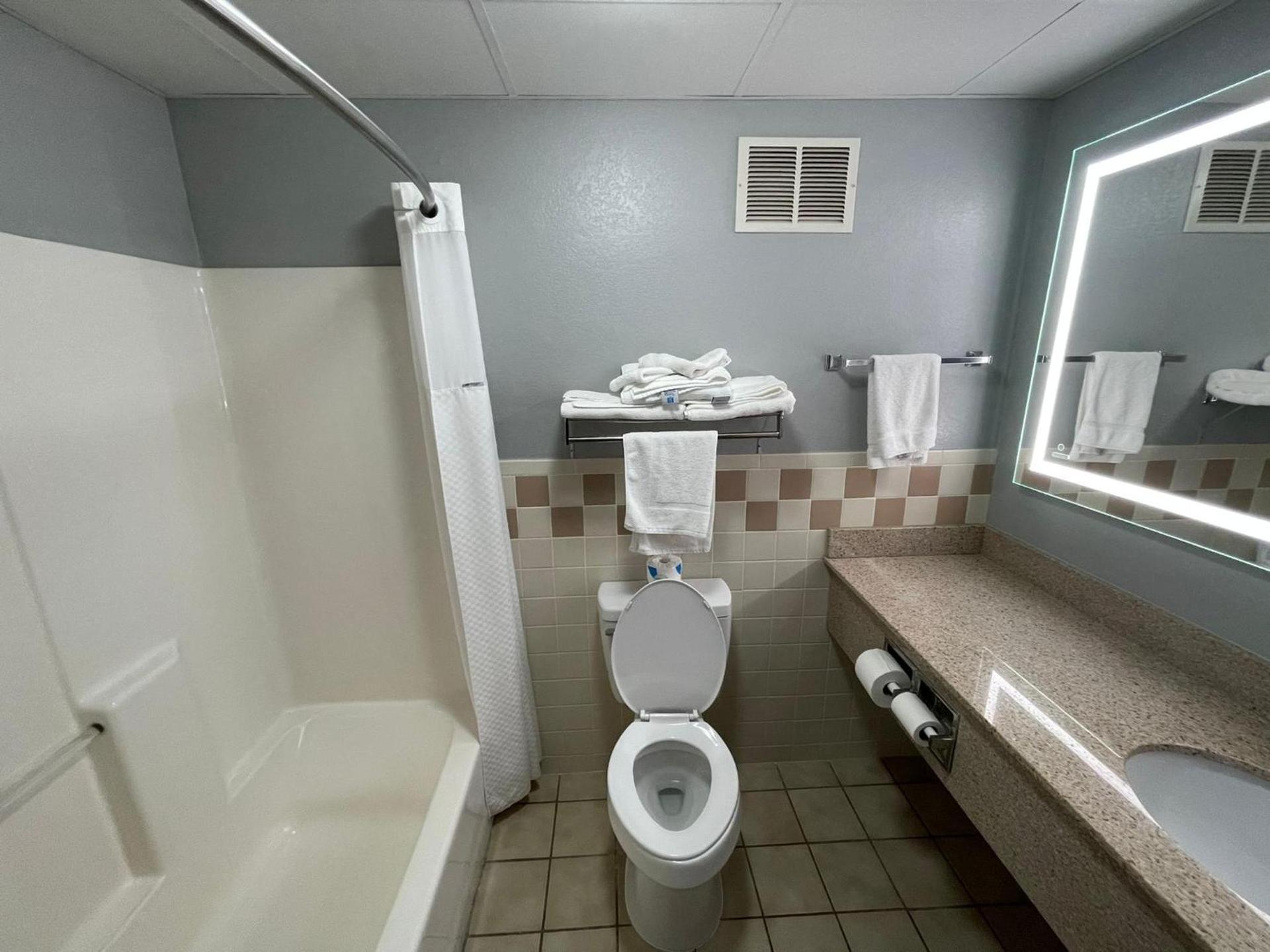 AmericInn by Wyndham Sayre photo 53