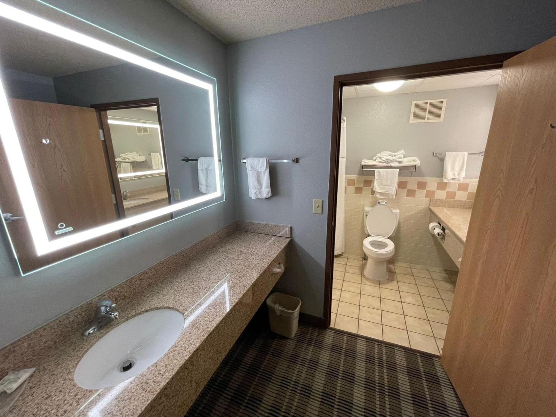 AmericInn by Wyndham Sayre photo 66
