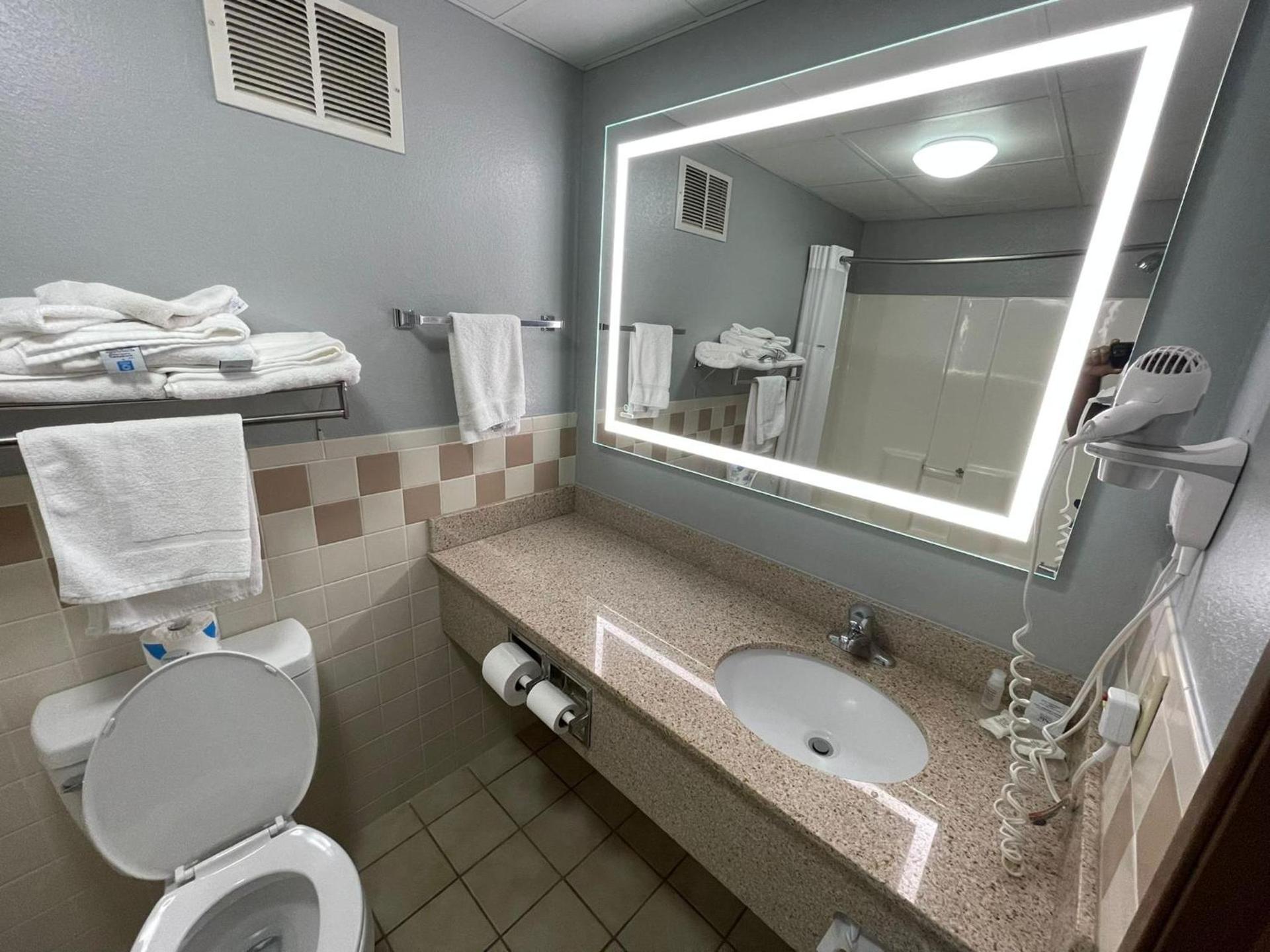 AmericInn by Wyndham Sayre photo 65