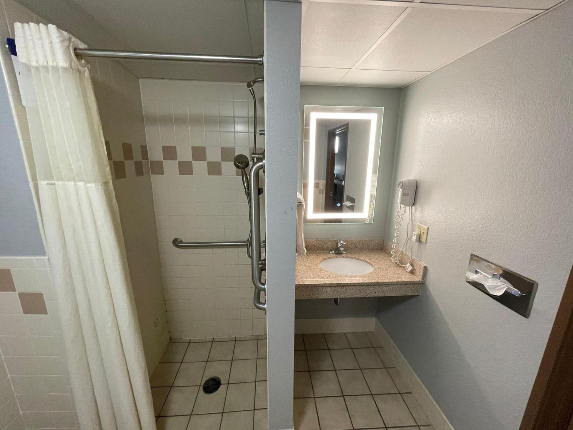 AmericInn by Wyndham Sayre photo 73