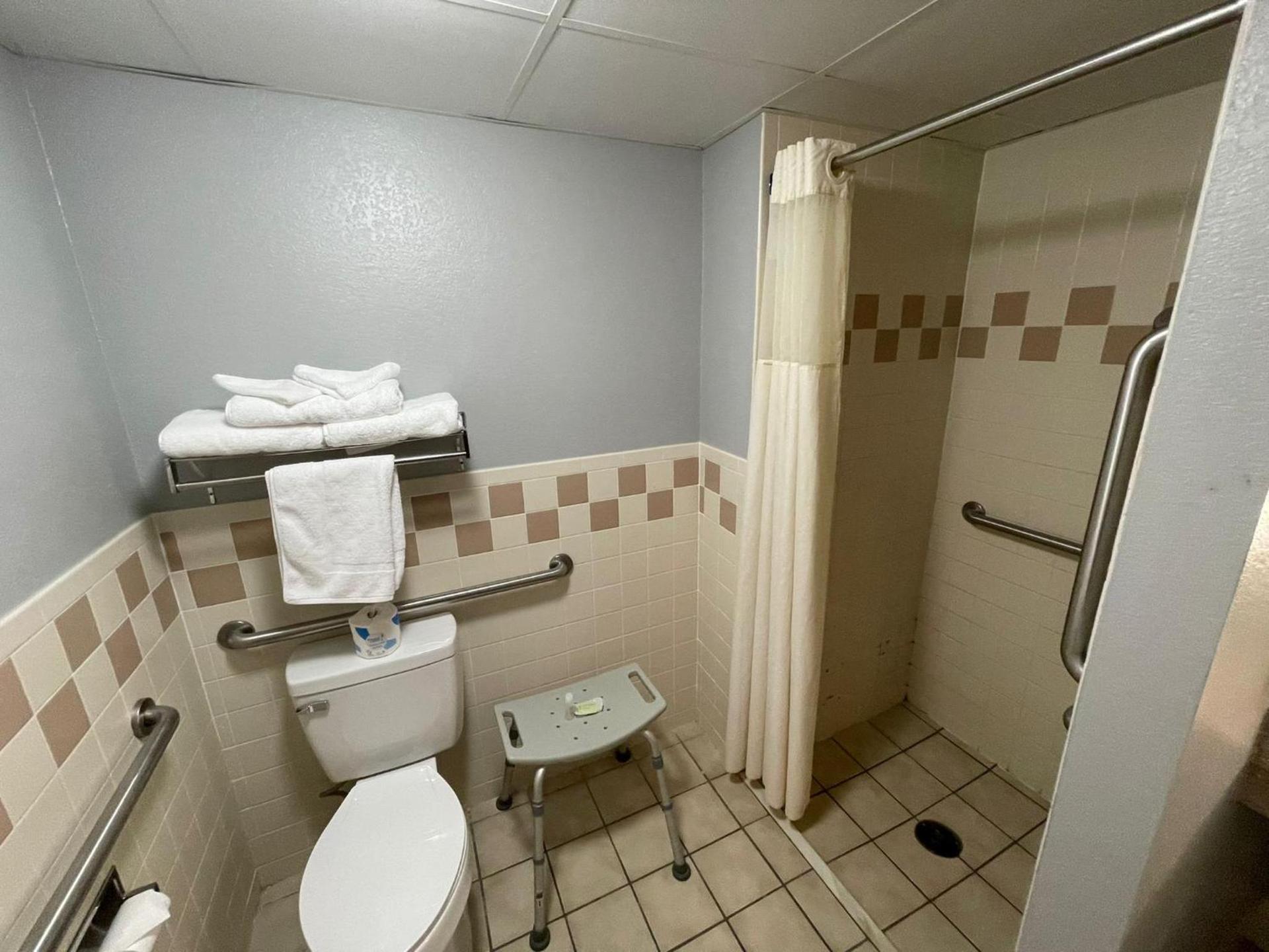 AmericInn by Wyndham Sayre photo 72