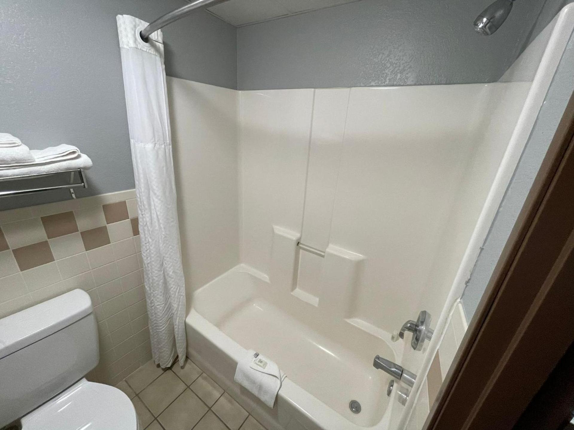 AmericInn by Wyndham Sayre photo 79